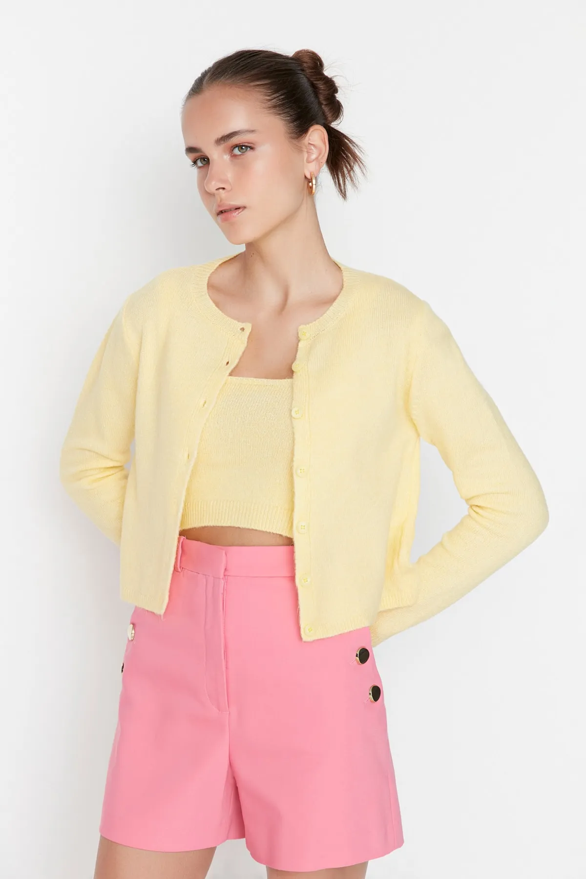 Trendyol Collection  Gelbes, kurzes Strickset mit Bluse und Strickjacke mit Knopfleiste TWOAW21HI0107