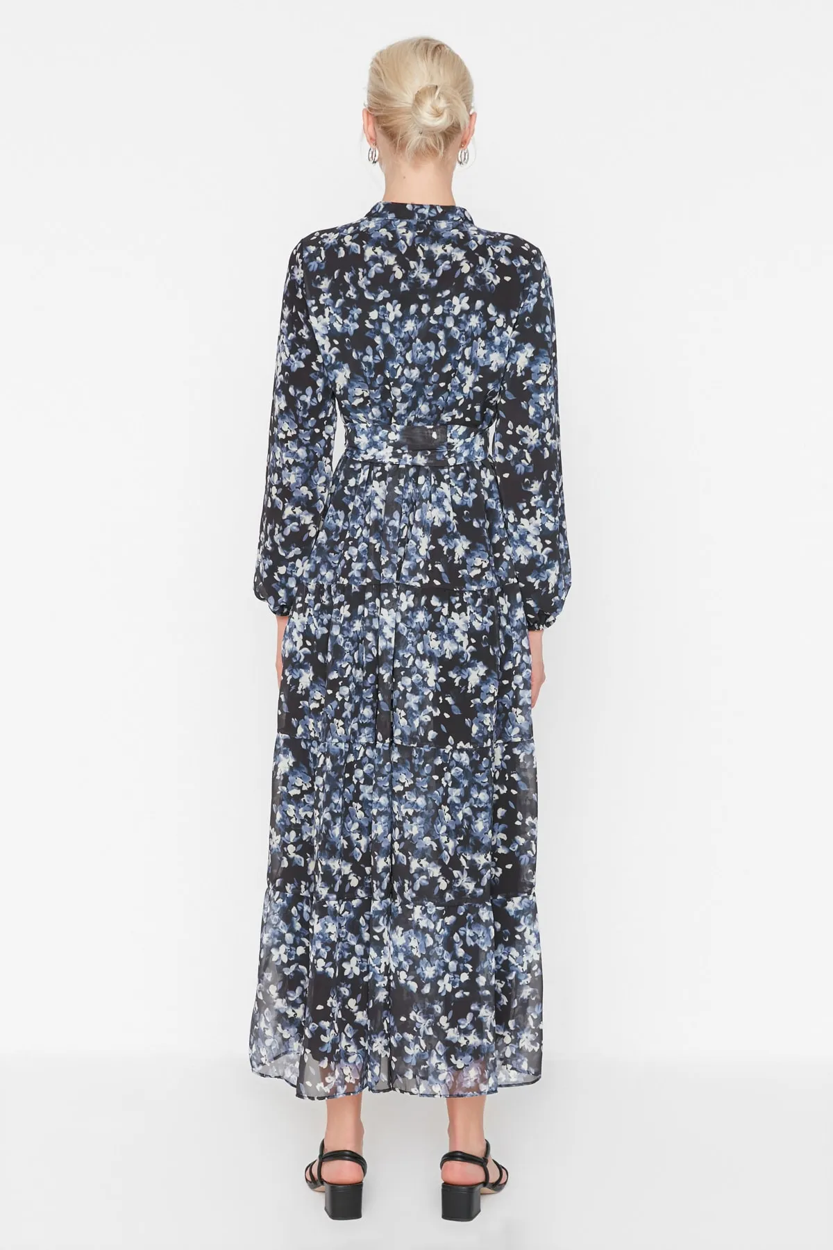 Trendyol Modest  Schwarzes, gefüttertes Chiffon-Kleid mit Blumenmuster, Schärpe und Detail TCTSS21EL3346
