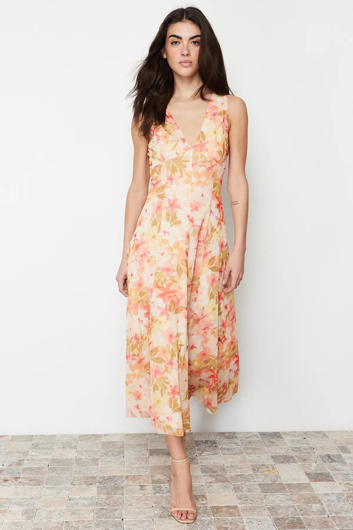 Trendyol Collection  Mehrfarbiger Tüll mit Blumenmuster und V-Ausschnitt TWOSS24EL00384
