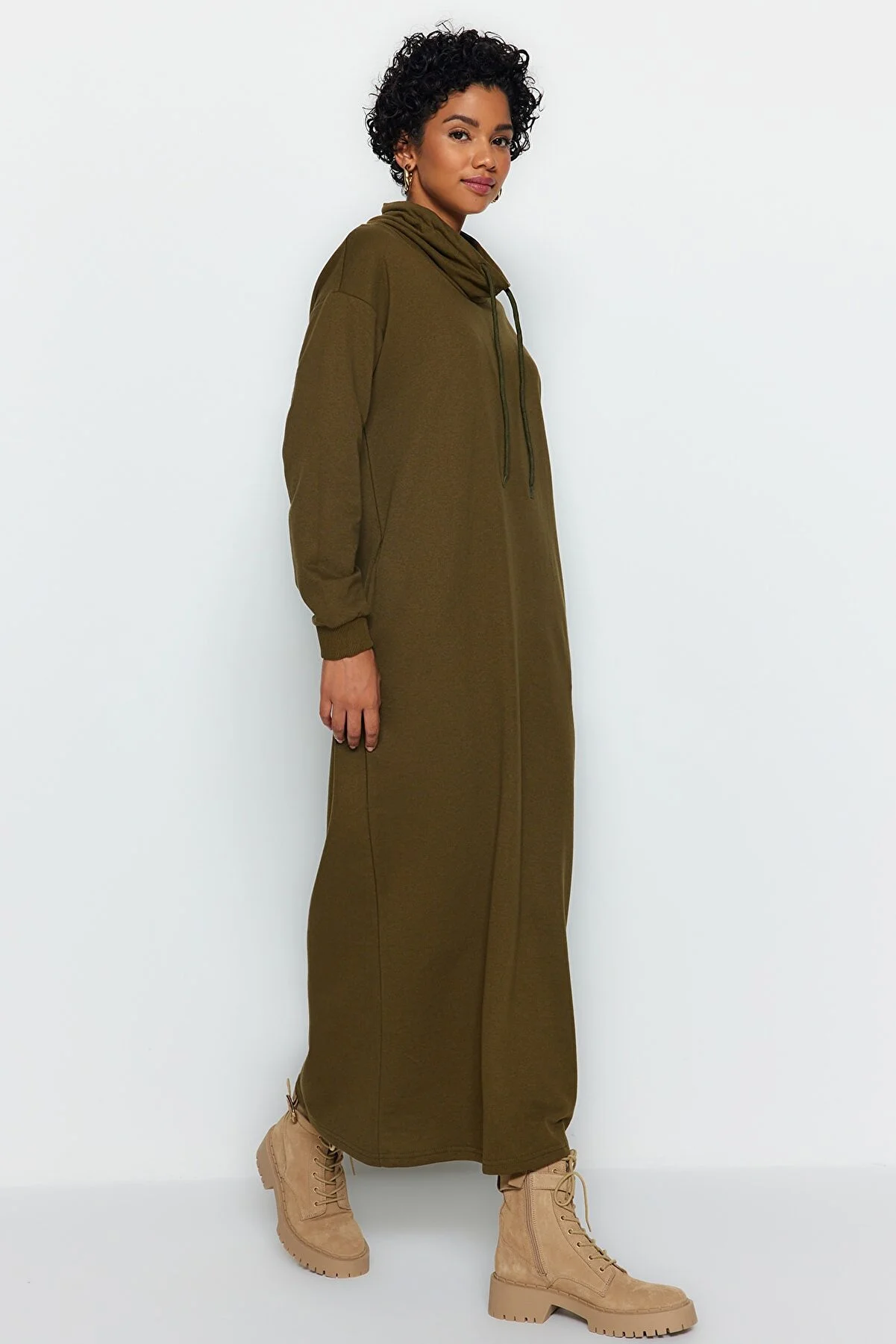 Trendyol Modest  Khakifarbenes Maxi-Strickkleid mit Degaje-Kragen und Spitzendetail TCTSS22EB0132