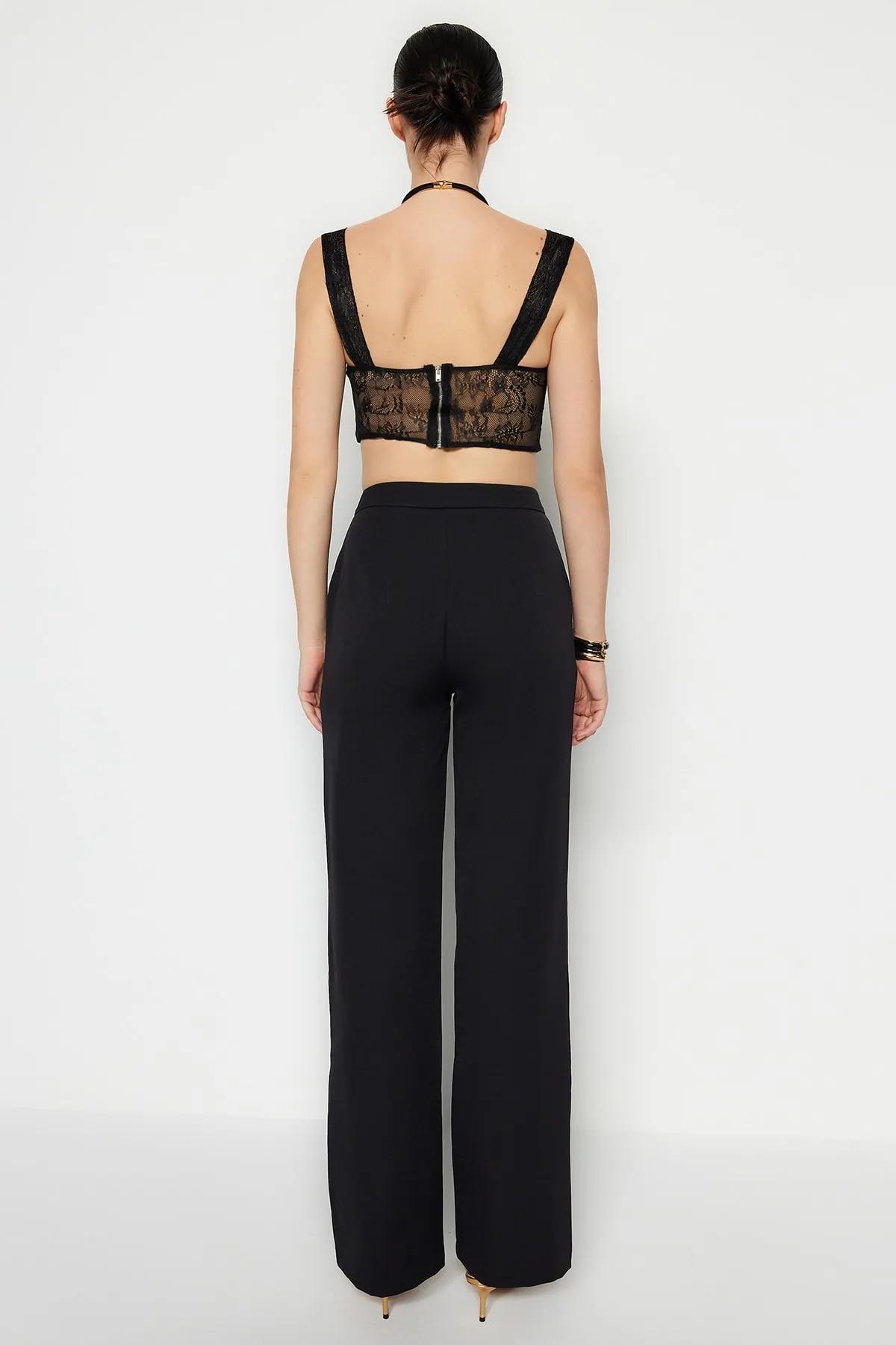 Trendyol Collection  Schwarze gewebte Hose mit Röhrenbeinen TPRAW22PL0402