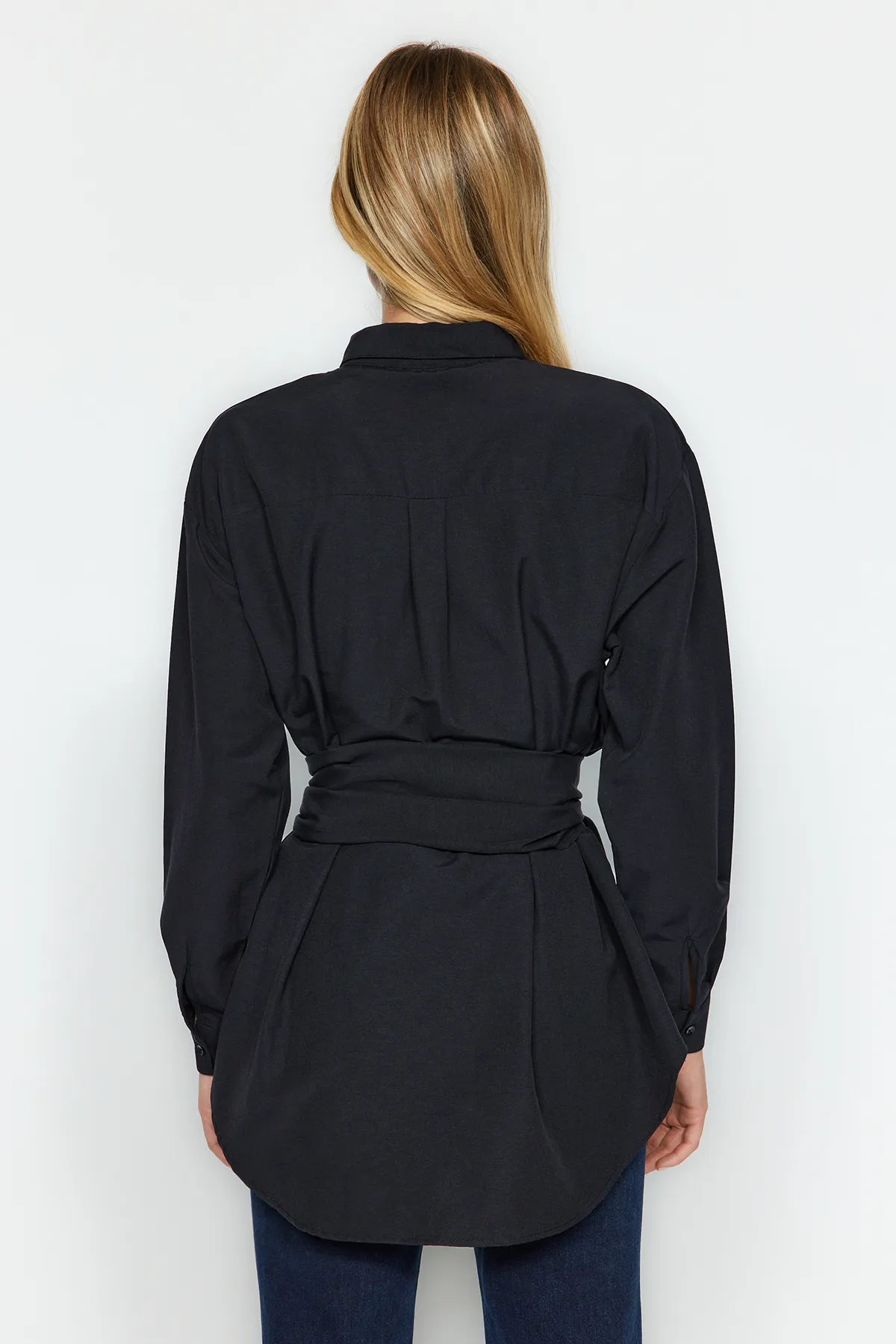 Trendyol Collection  Schwarzes, gewebtes Baumwollhemd mit Gürtelschnalle TWOAW20GO0099