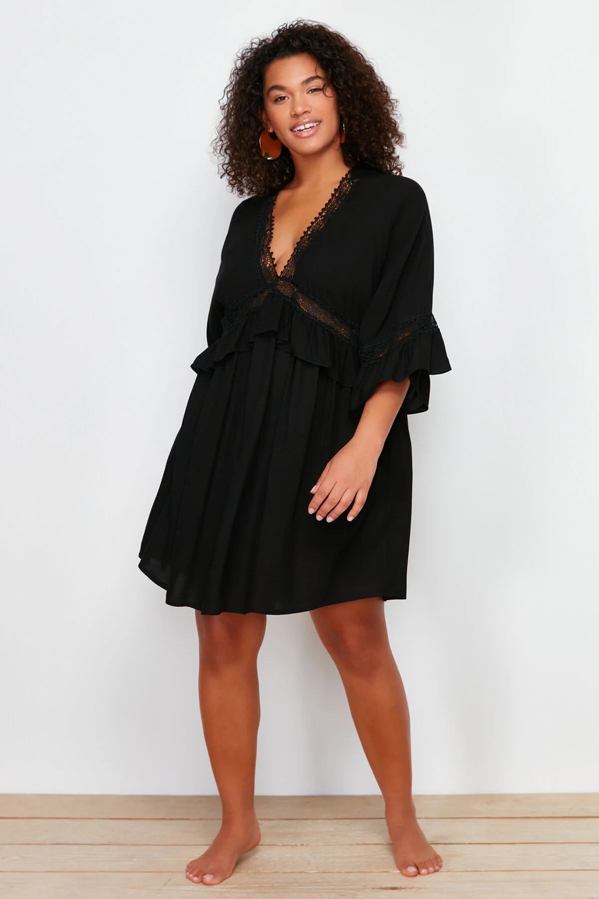 Trendyol Curve  Schwarzes Mini-Strandkleid mit gewebten Streifen TBBSS24AH00134