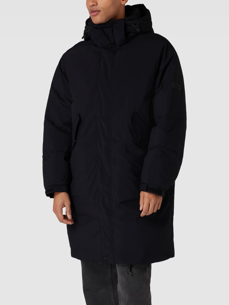 Daunenmantel mit Label-Patch in schwarz