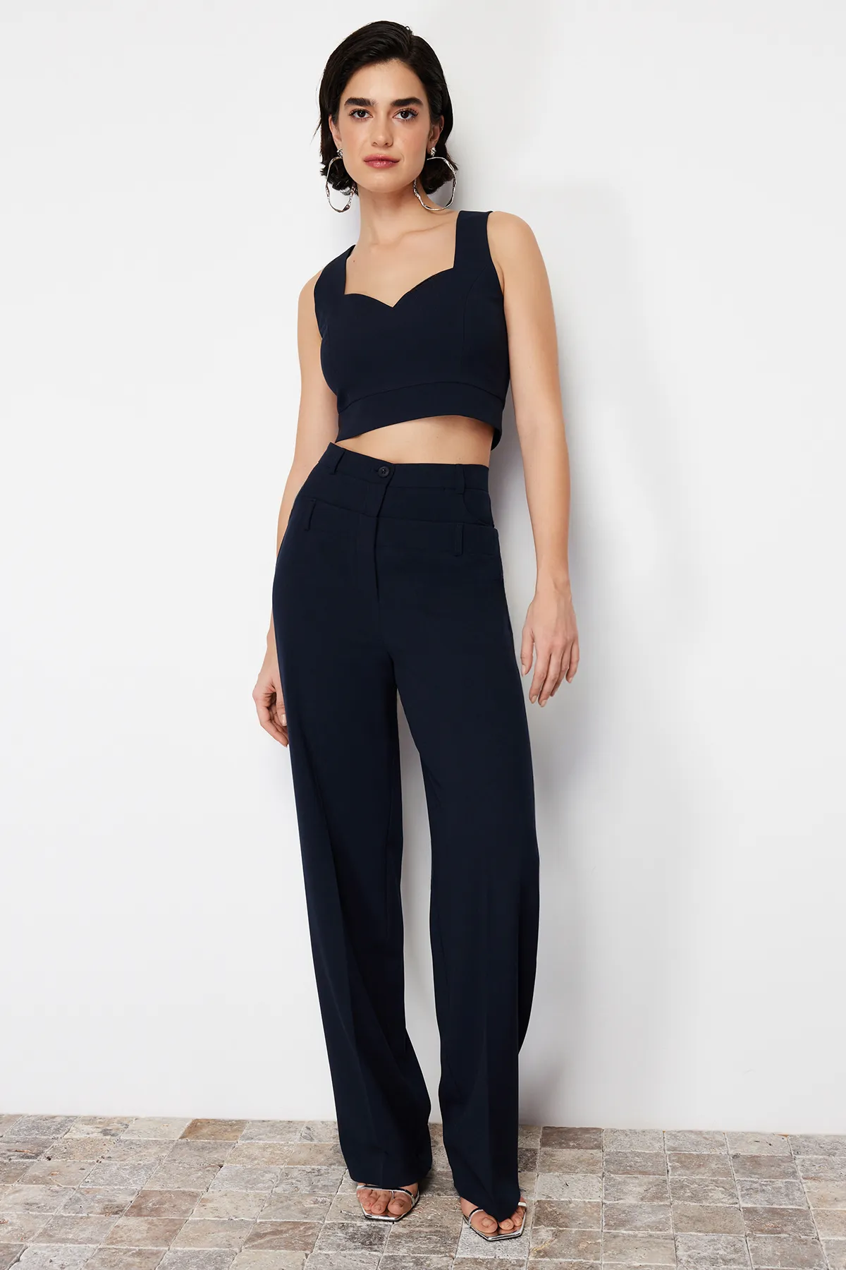 Trendyol Collection  Marineblaue, gewebte Crop-Webbluse TWOSS24BZ00332