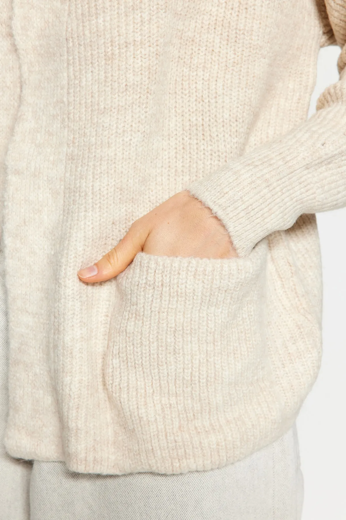 Trendyol Collection  Stone Wide Fit Weich strukturierte Strick-Cardigan mit Taschendetail TWOAW24HI00133