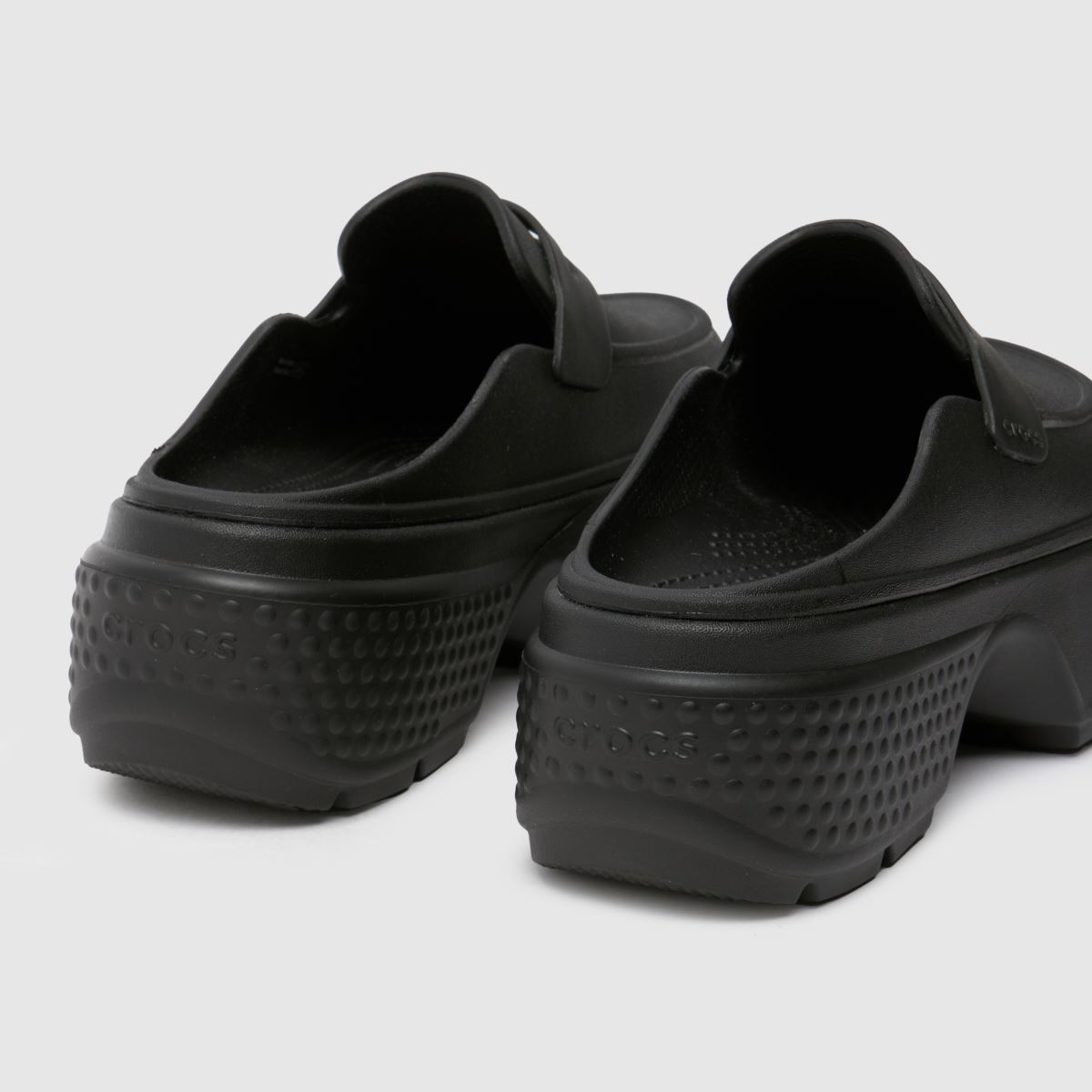 Črni ravni čevlji Crocs Stomp