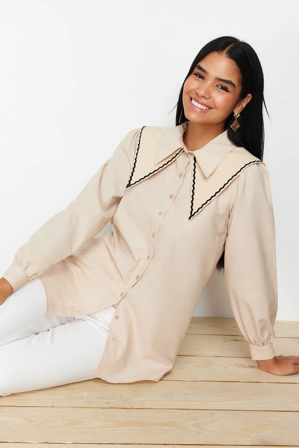 Trendyol Modest  Baumwoll-Gewebtes Hemd mit Steinkragen und Detail TCTSS24TG00009