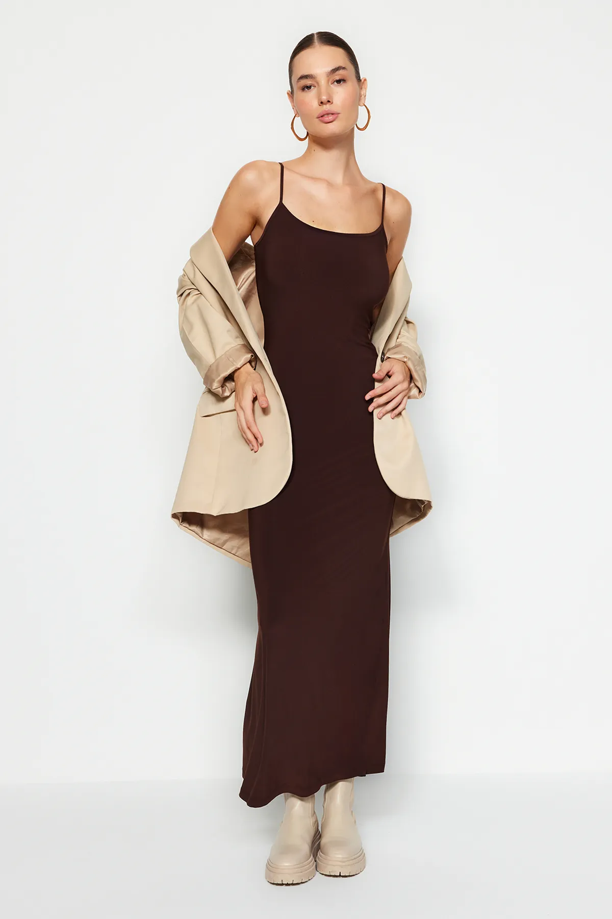 Trendyol Collection  Braunes, tailliertes Maxi-Bleistiftkleid aus flexiblem Strick mit Trägern TWOSS23EL02435