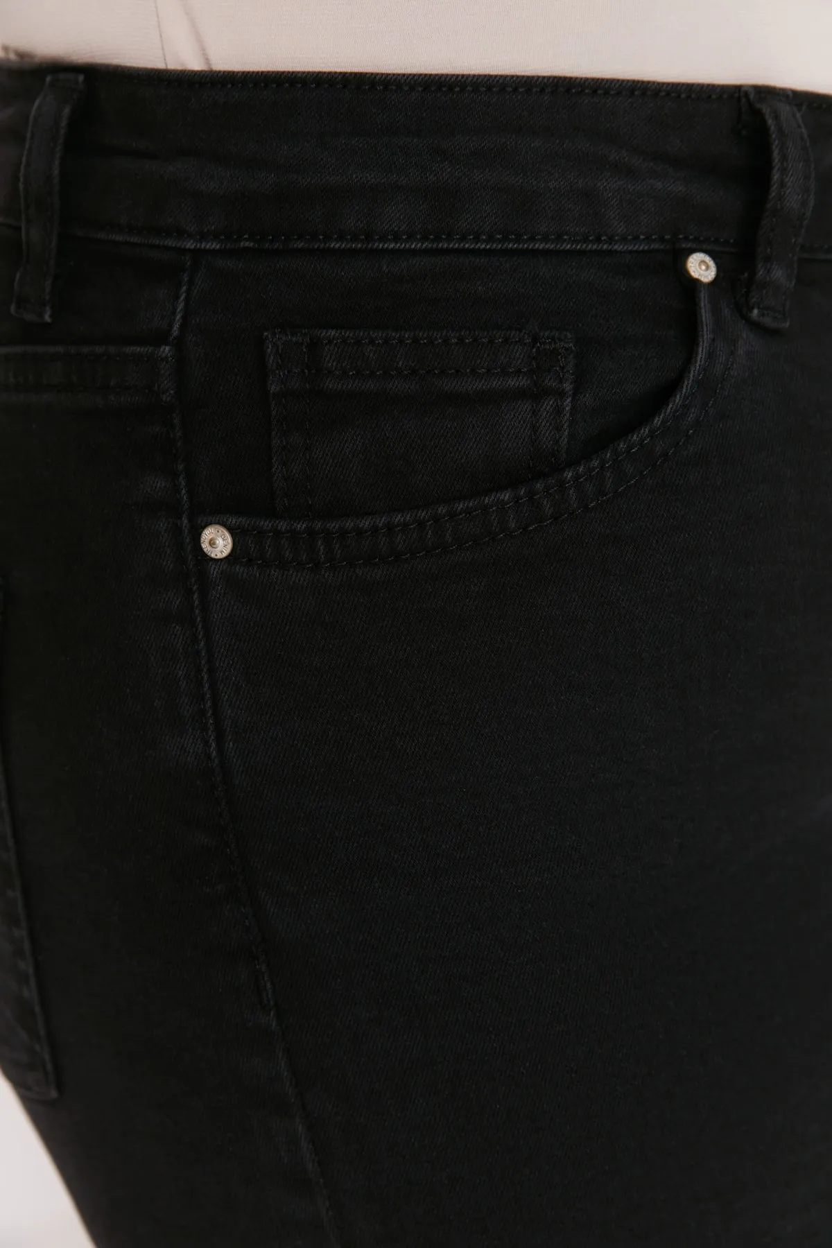 Trendyol Curve  Schwarze, dehnbare Skinny-Jeans mit hoher Taille TBBAW23CJ00032