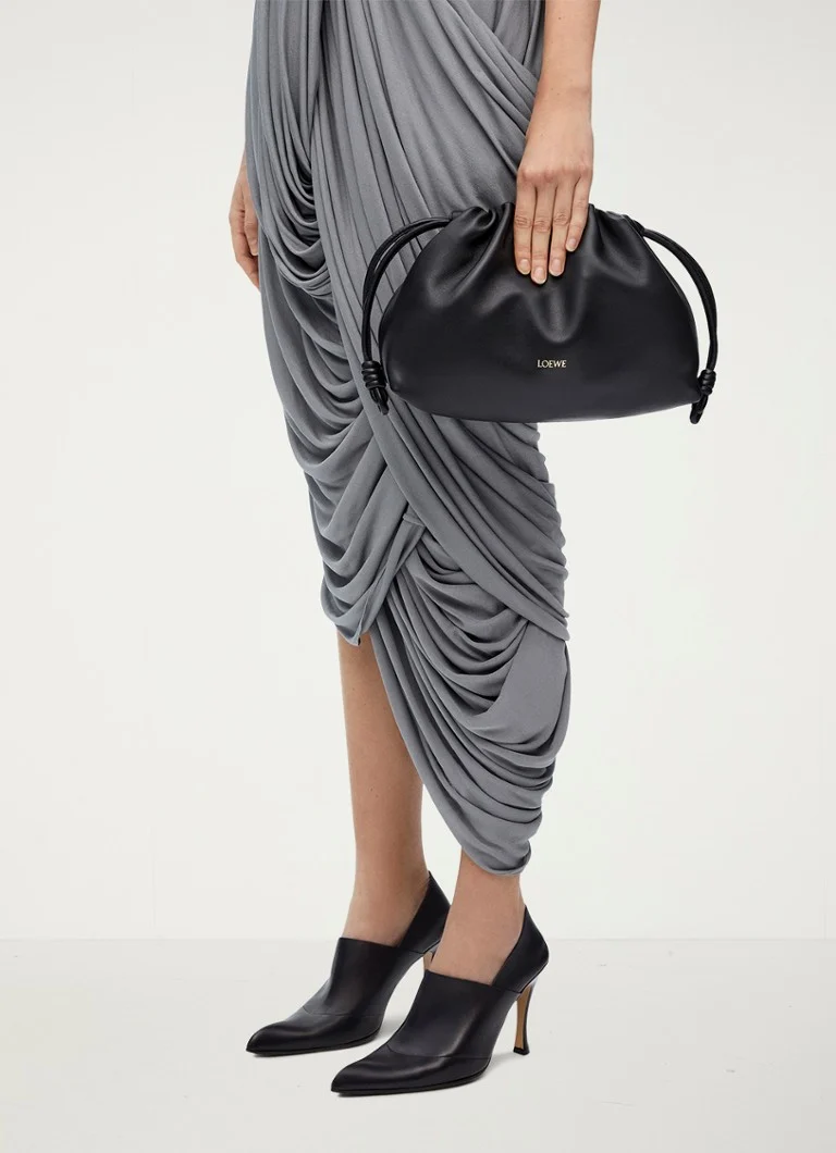 Geantă LOEWE Flamenco din piele de miel cu curea de umăr.