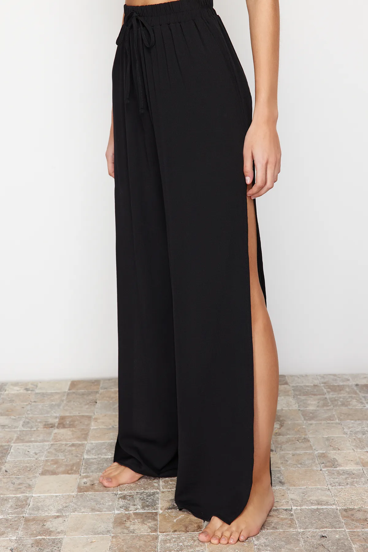 Trendyol Collection  Schwarze gewebte Schlitzhose TBESS24PL00013