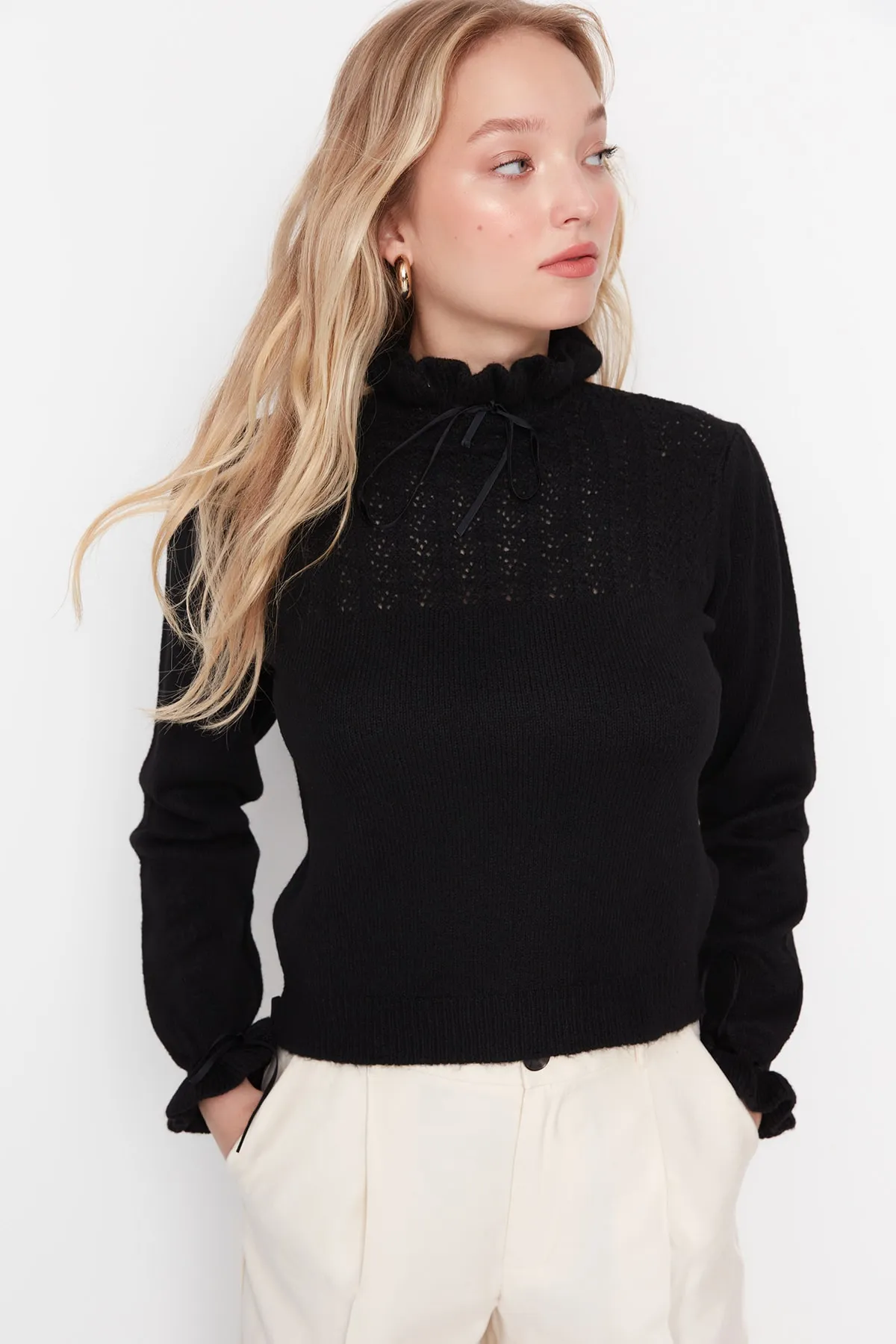 Trendyol Collection  Schwarzer Strickpullover mit weicher Struktur und Lochmuster TWOAW21KZ2355
