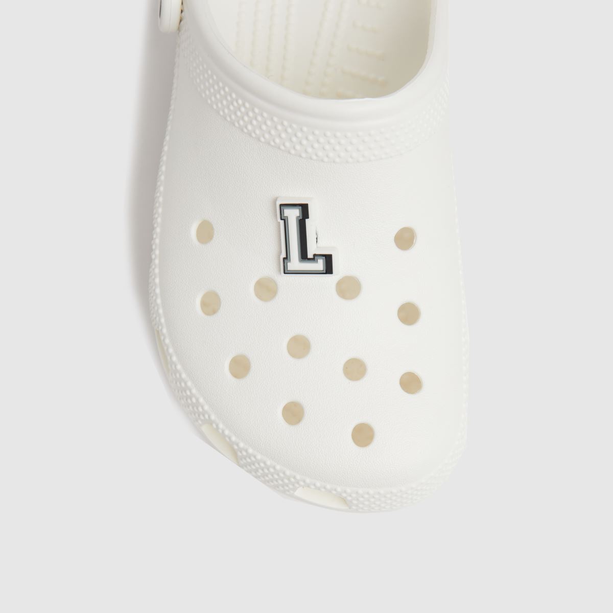 Crocs fehér és fekete jibbitz L betűvel