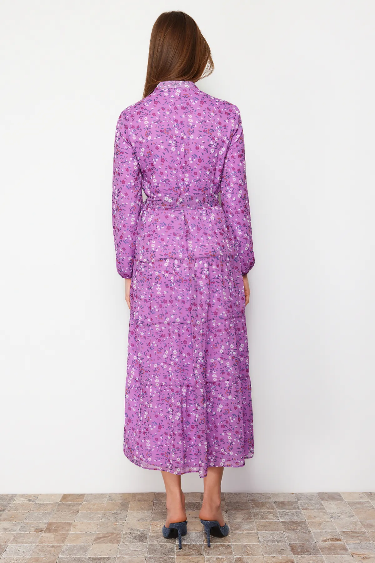 Trendyol Modest  Lilafarbenes Kleid aus gewebtem Chiffon mit Blumenmuster, Gürtel, Stehkragen und Futter TCTSS21EL3346