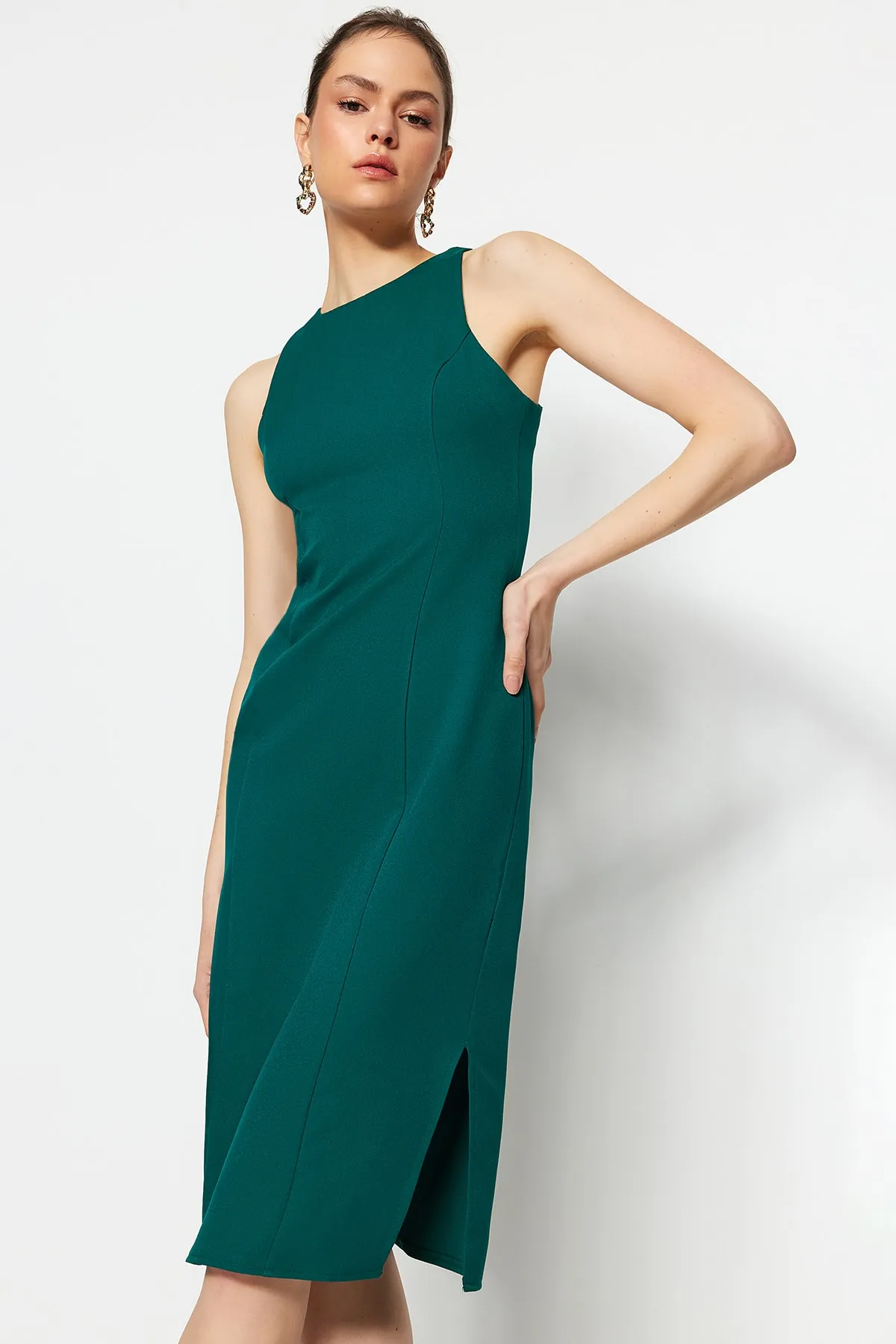Trendyol Collection  Smaragdgrünes, figurbetontes Midi-Neckholder-Webkleid TWOSS23EL00611