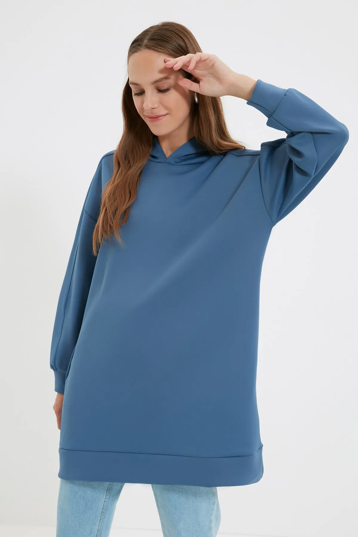 Trendyol Modest  Marineblaues, weit geschnittenes Oversize-Sweatshirt aus Scuba-Strick mit Kapuze und Taschen TCTAW22TW0151