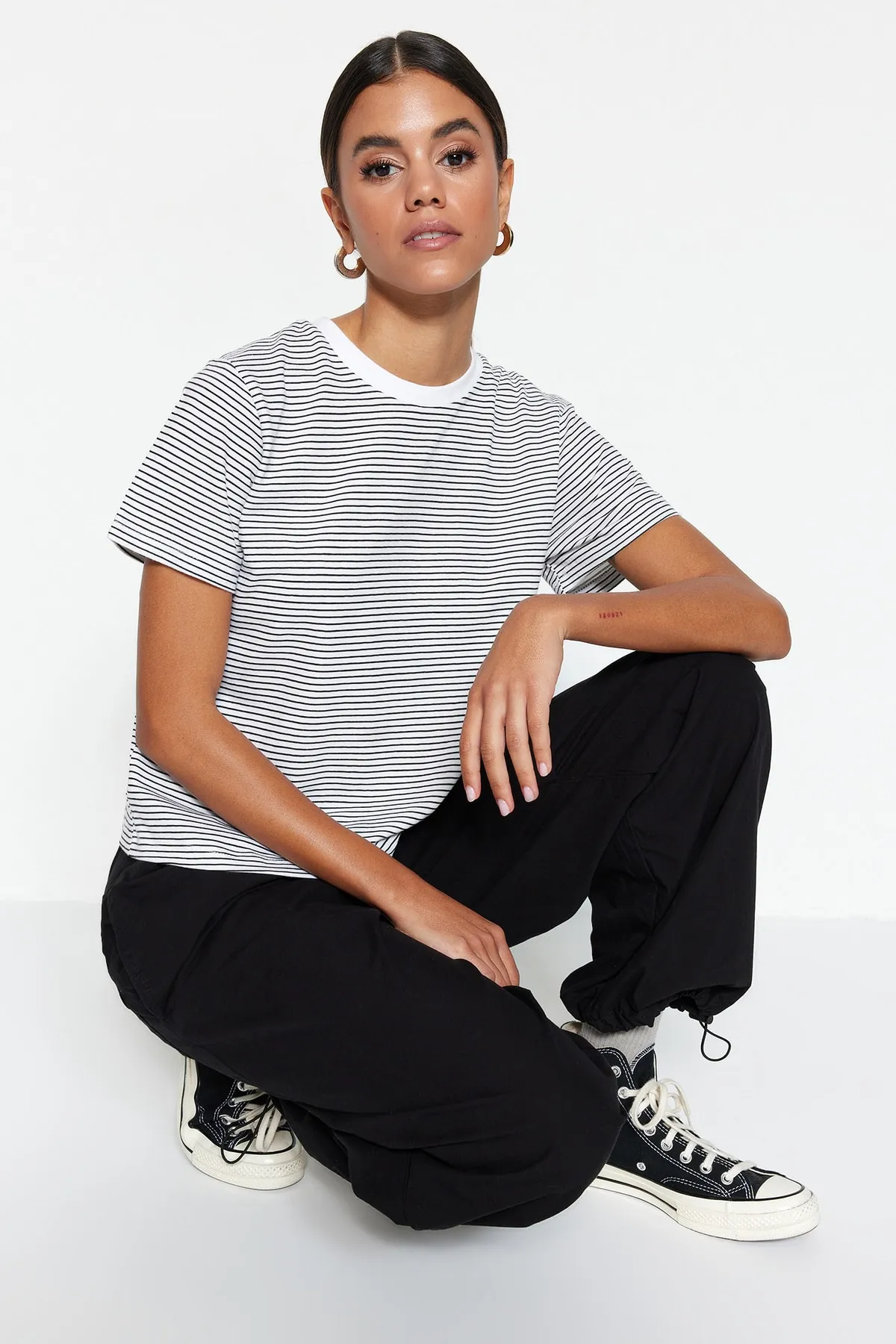 Trendyol Collection  Schwarzes, ecrufarbenes, gestreiftes Premium-Basic-Strick-T-Shirt mit normalem/normalem Muster und Rundhalsausschnitt TWOSS23TS00043