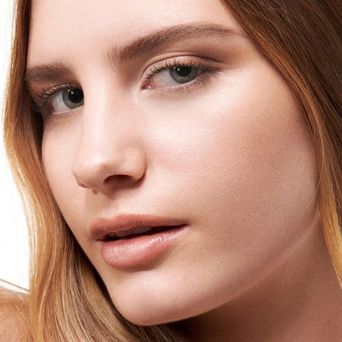 СЈАЈ И НЕГА ЗА ЛИЦЕ - Течни пудер