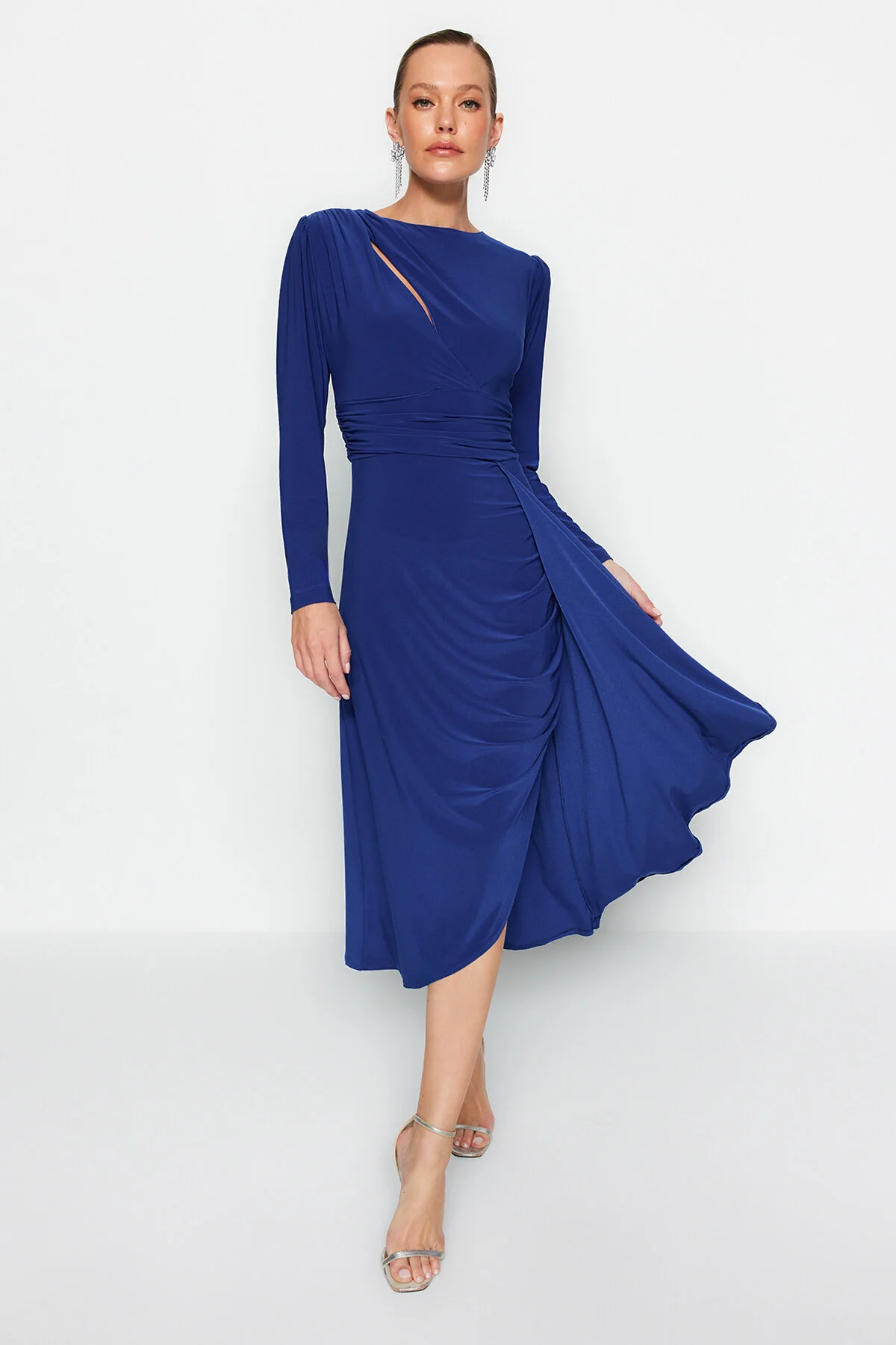 Trendyol Collection  Elegantes Abendkleid mit Ausschnitten und Fensterdetail und Saxe-Passform TPRAW24EL00219