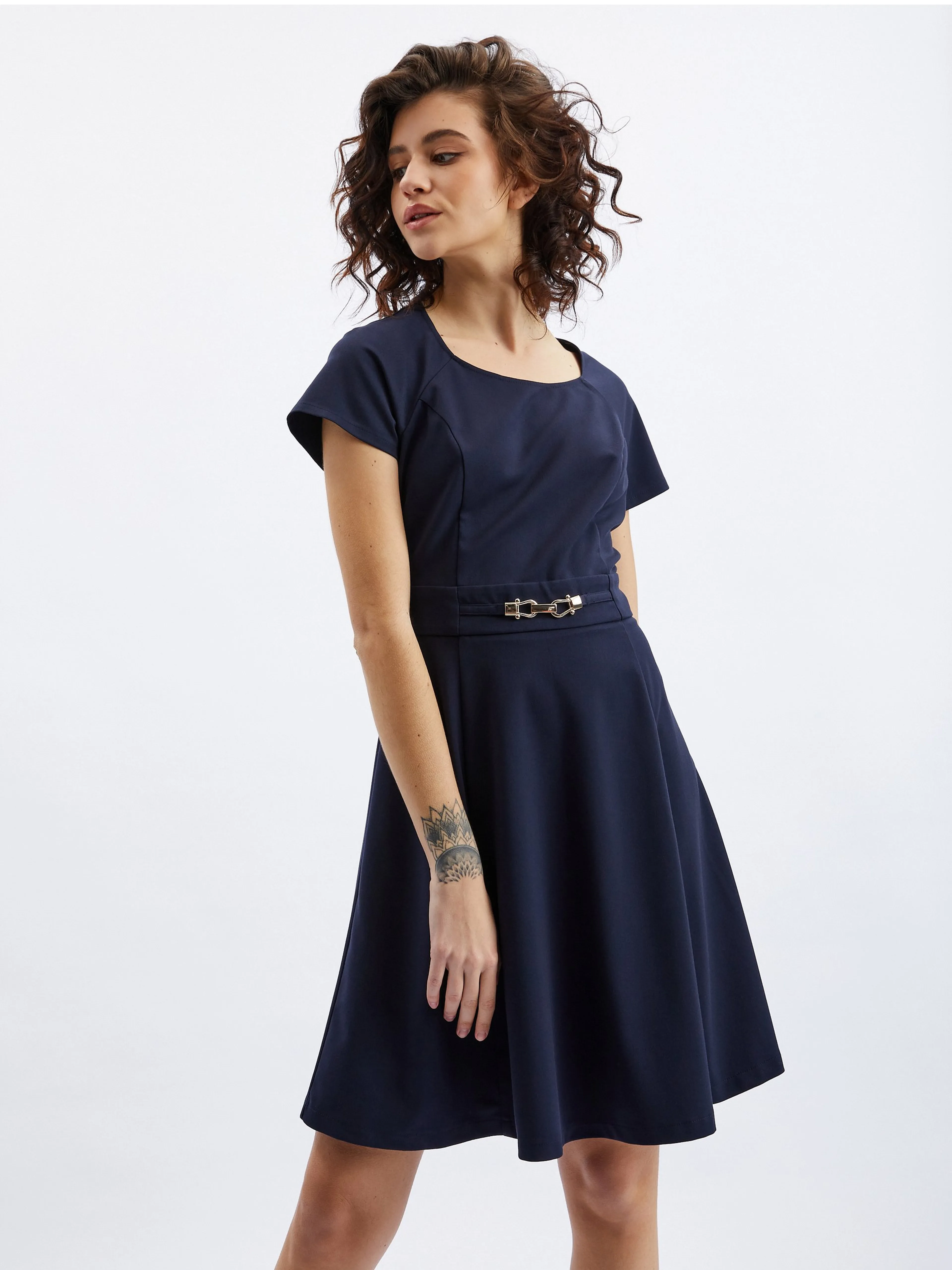 Dunkelblaues Damenkleid mit Gürtel ORSAY