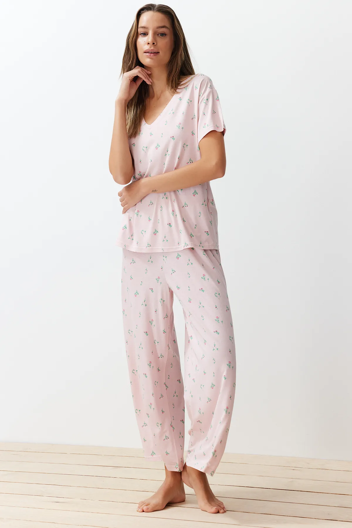 Trendyol Collection  Puder-mehrfarbiges Pyjama-Set aus Strick mit Blumenmuster THMSS24PT00231