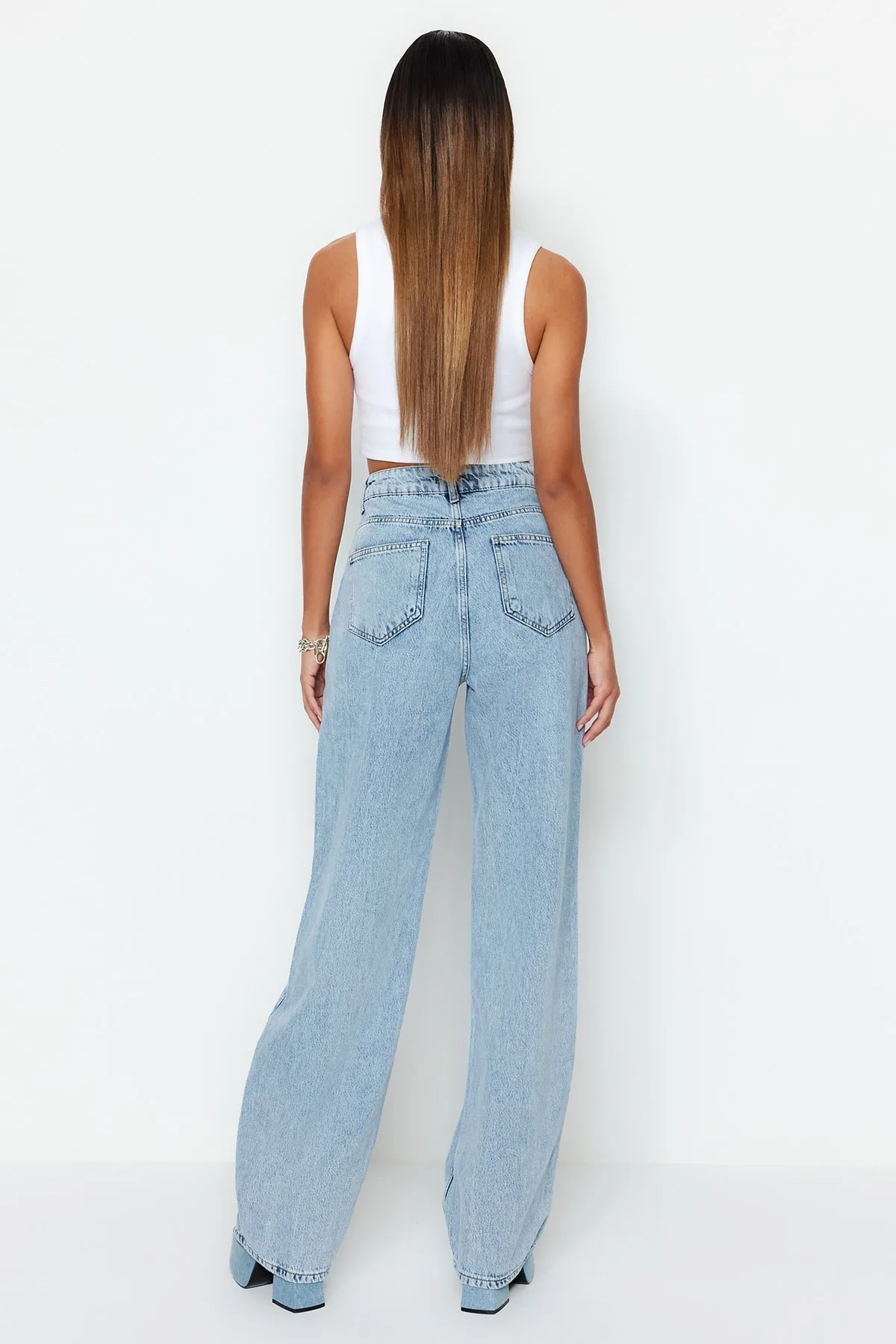 Trendyol Collection  Hellblaue Jeans aus Premium-Lyocell mit hoher Taille und weitem Bein TWOSS23JE00086