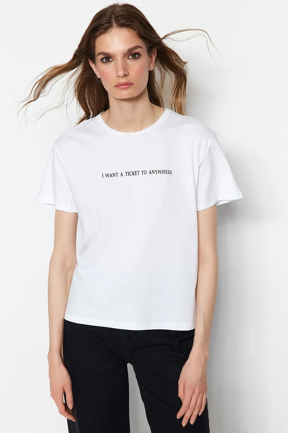 Trendyol Collection  Weißes, bequem geschnittenes Basic-Strick-T-Shirt mit Rundhalsausschnitt aus 100 % Baumwolle mit Slogan-Aufdruck TWOSS20TS0207