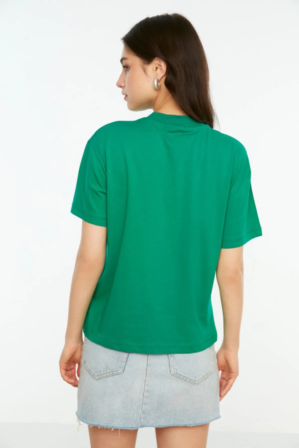 Trendyol Collection  Grünes Basic-Strick-T-Shirt aus 100 % Baumwolle mit Stehkragen TWOAW20TS0096