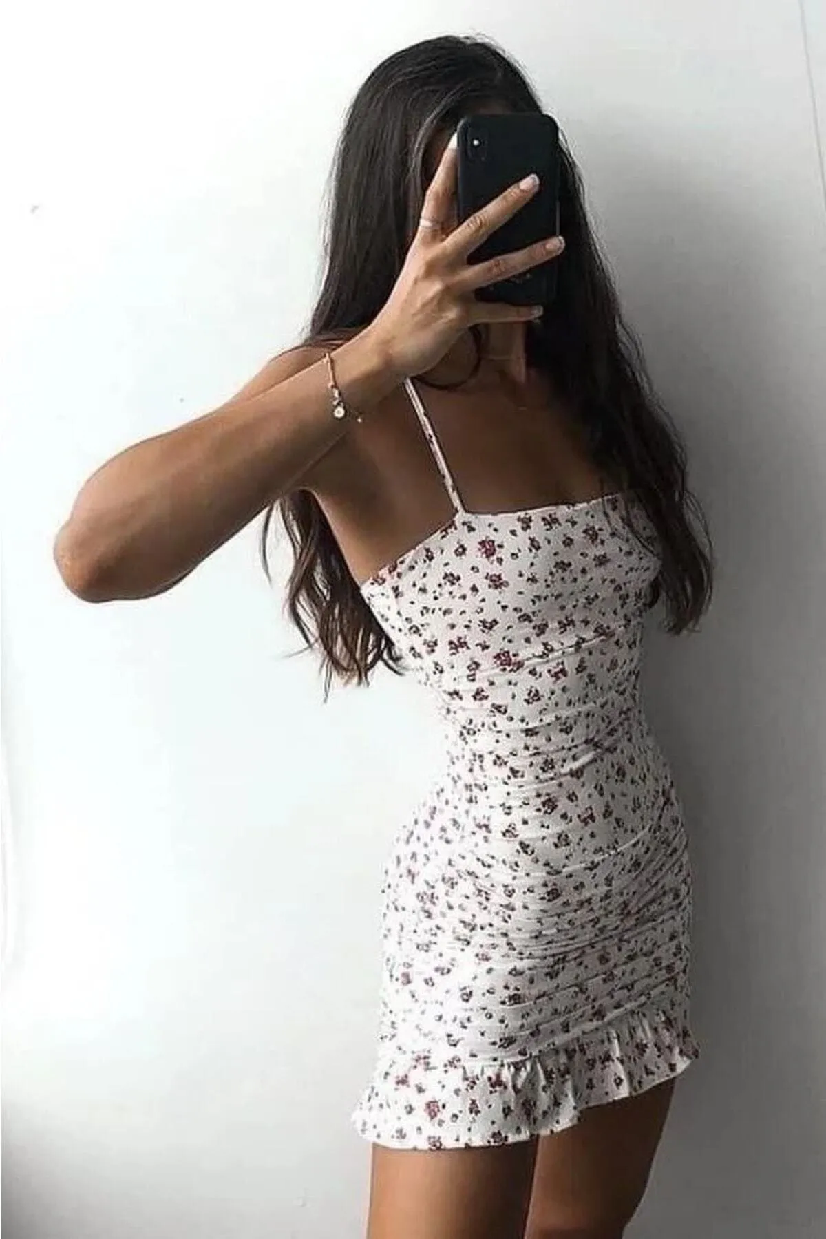 khar  Damenkleid mit Seilriemen, kleinem Blumenmuster, seitlich gerafften Rüschen und detailliertem Futter