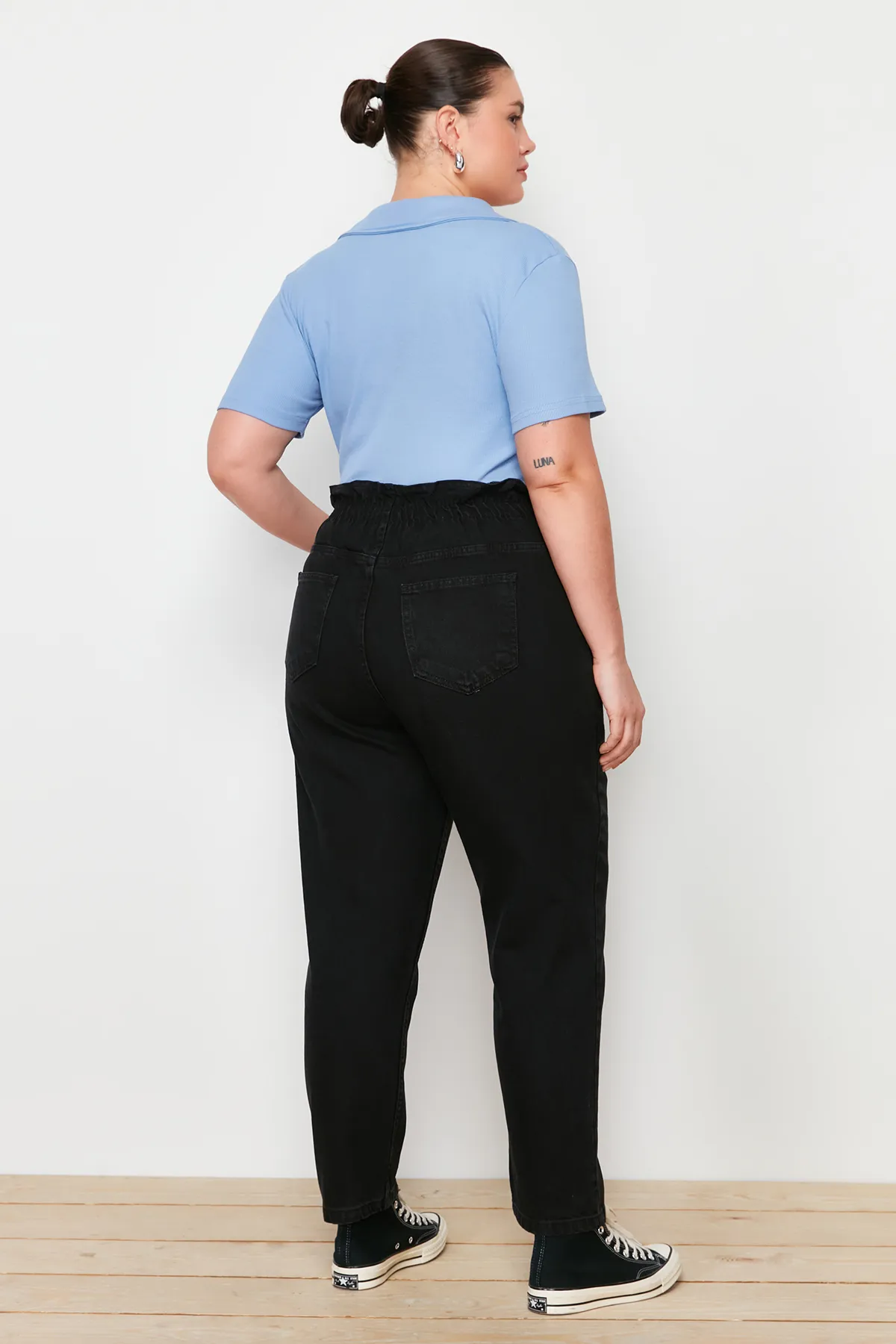 Trendyol Curve  Anthrazitfarbene Mom-Jeans mit hoher Taille und elastischem Bund TBBSS22JE00009