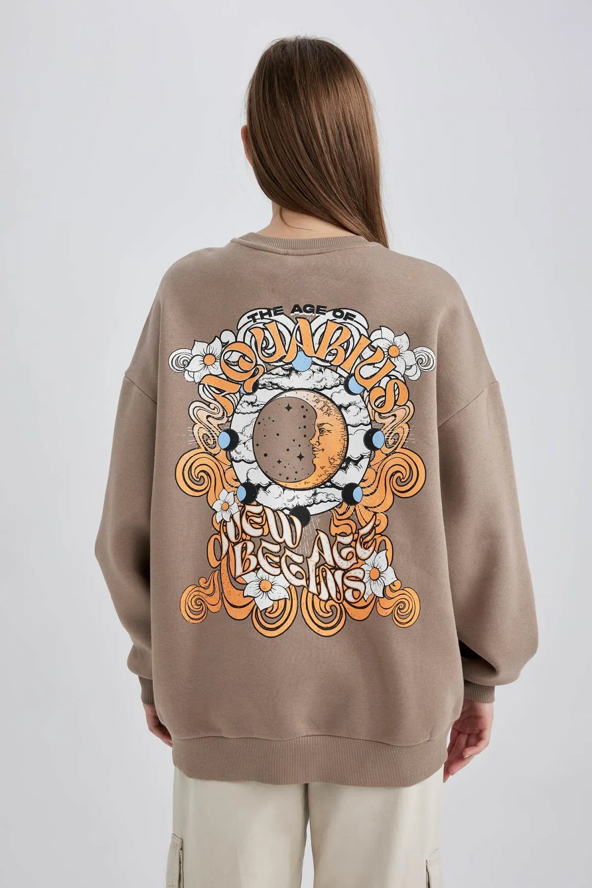 DeFacto  Cooles Sweatshirt mit Rundhalsausschnitt und Aufdruck auf der Rückseite in Übergröße A8978ax23wn