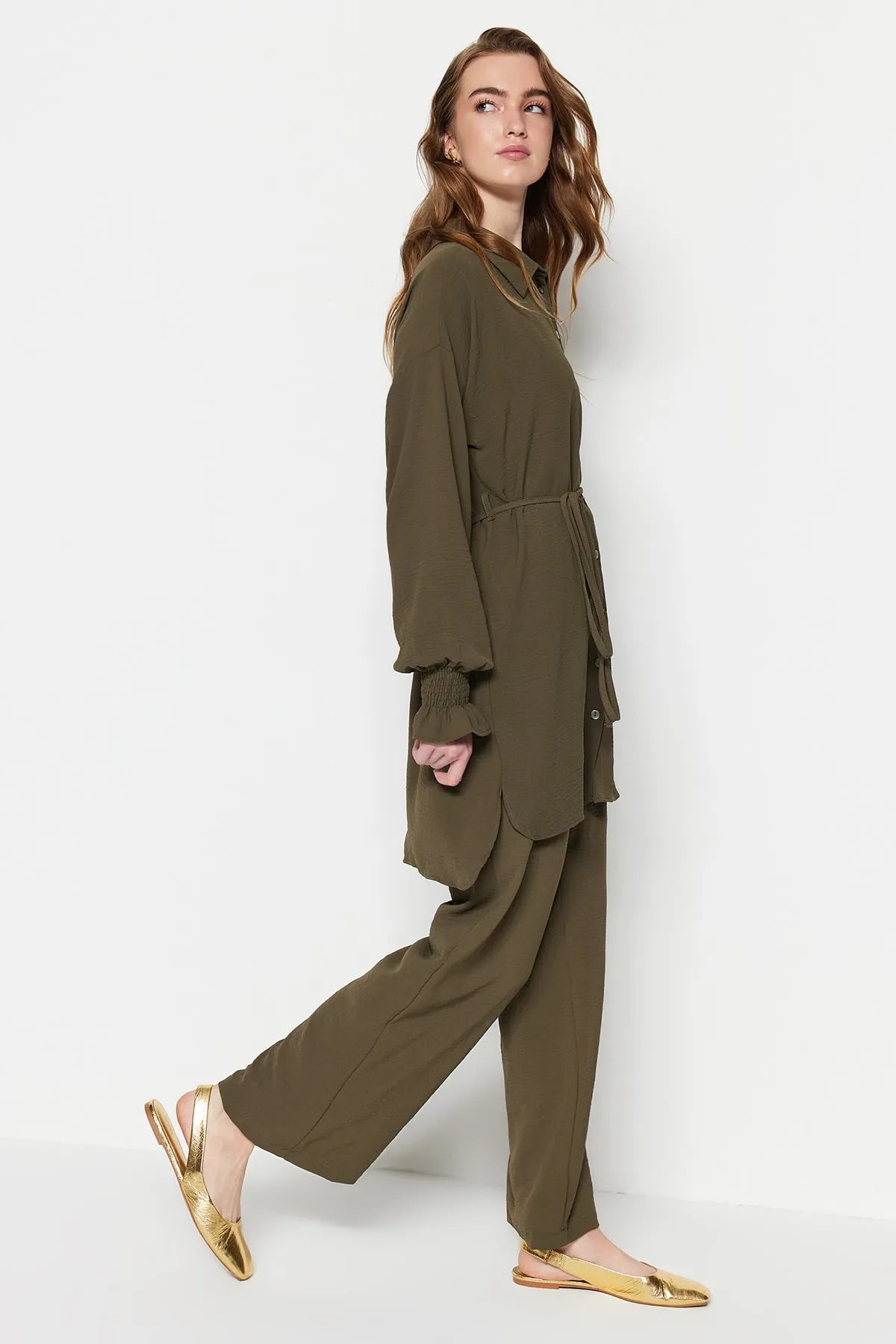 Trendyol Modest  Khakifarbenes Aerobin-Hemd-Hosen-Set aus gewebtem Stoff mit Gürtel TCTSS23US00018