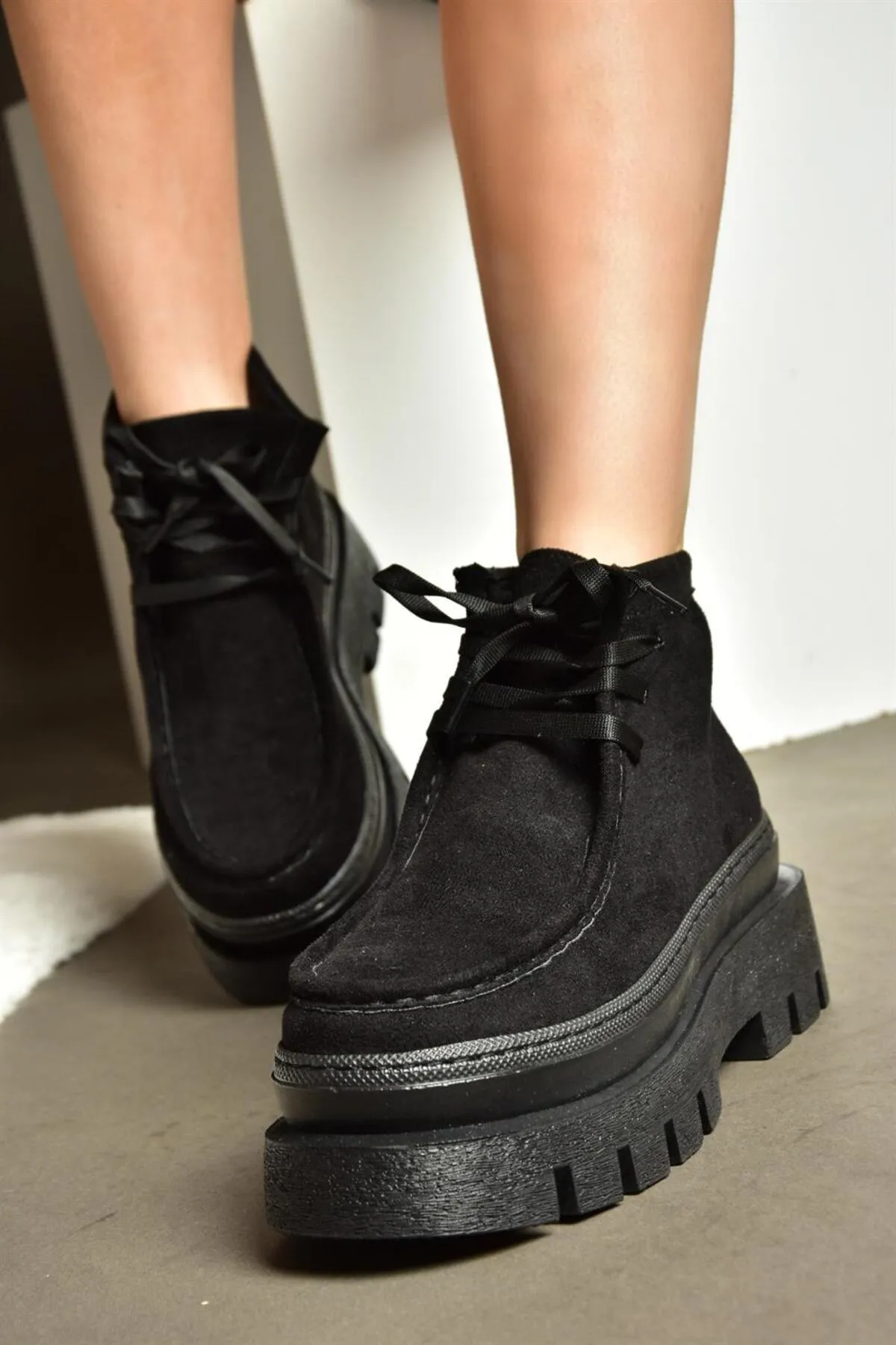 Fox Shoes  R267310202 Damenschuhe aus schwarzem Wildleder mit dicken Sohlen