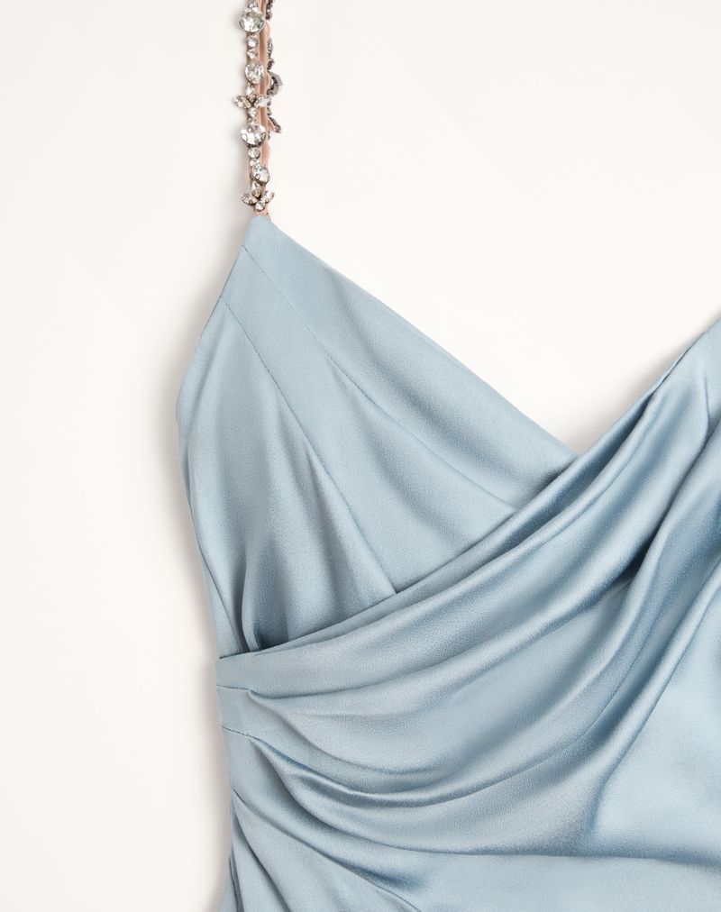 Lang kjole i broderet satin Cady