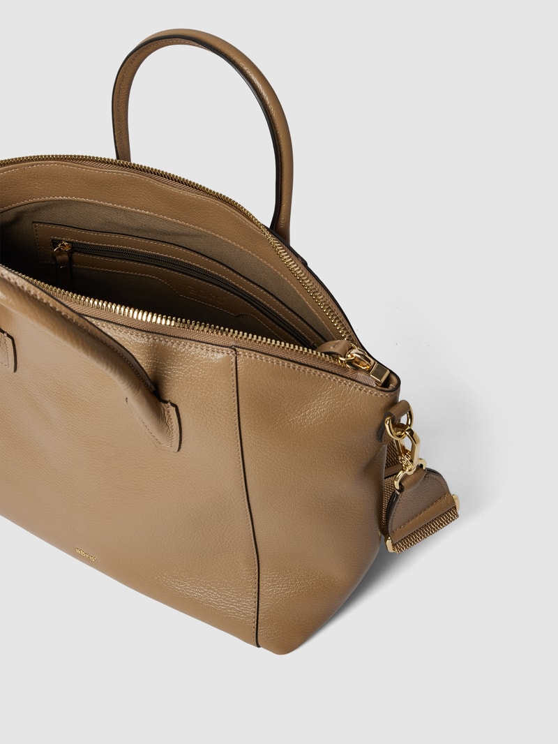 Handtasche mit Label-Applikation in taupe
