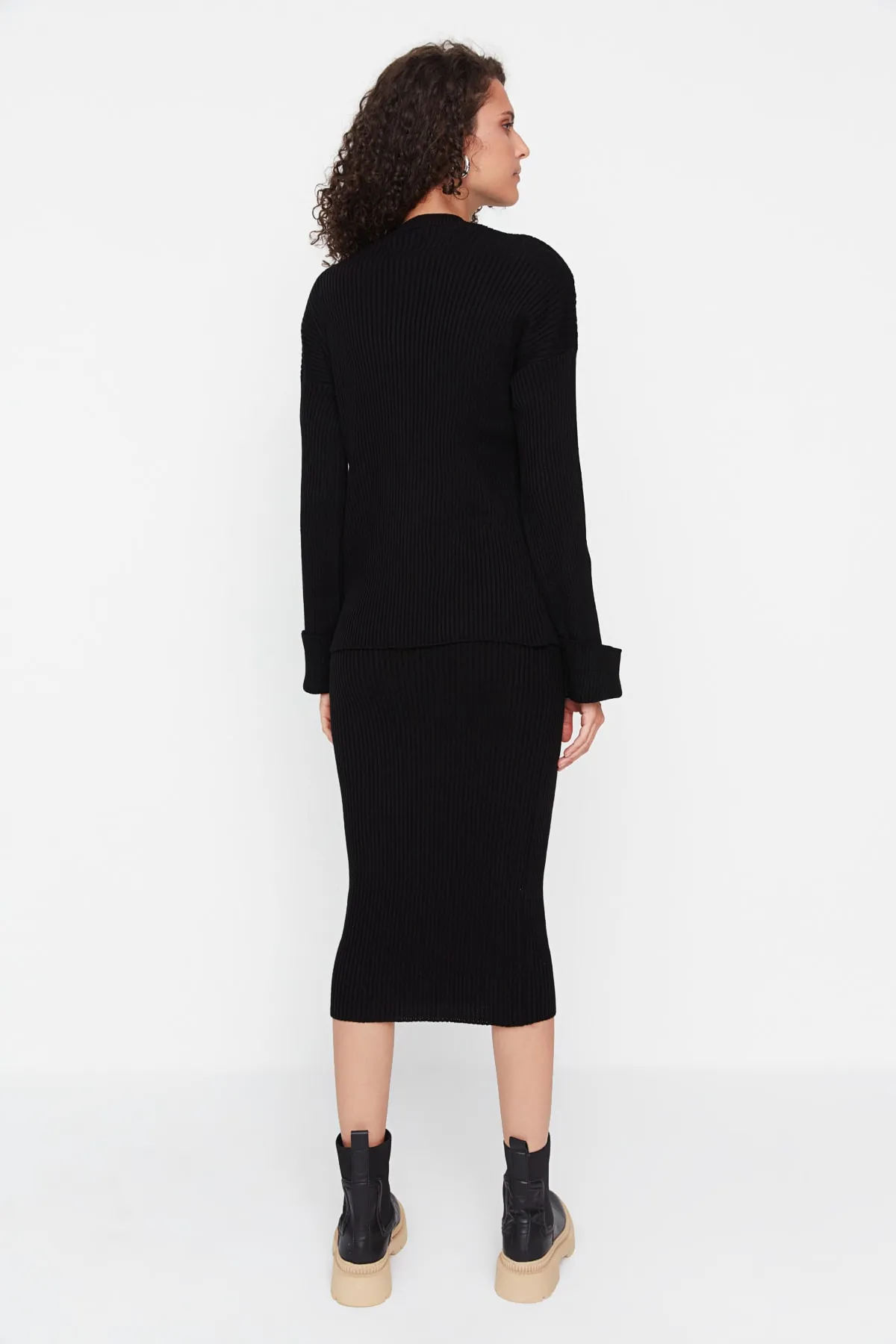 Trendyol Collection  Schwarzes Strickoberteil und -unterteil mit tief ausgeschnittenen Ärmeln TWOAW23AU00086