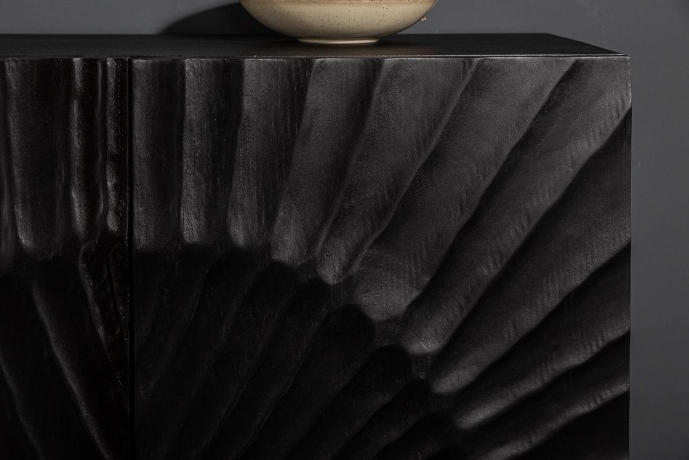 riess-ambiente Sideboard SCORPION 140cm schwarz / gold, Massivholz · Metall · Kommode · 3D Schnitzereien · Wohnzimmer