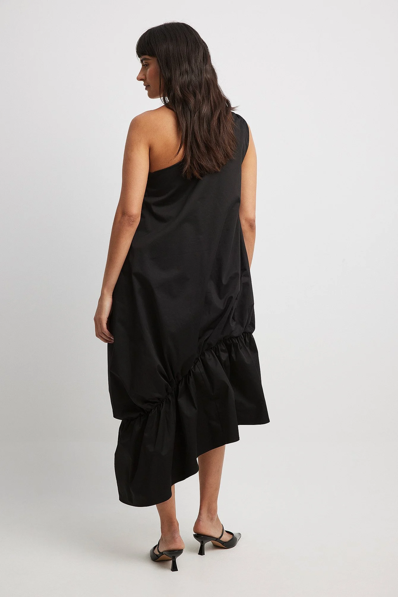 Asymmetrisches voluminöses One-Shoulder-Kleid