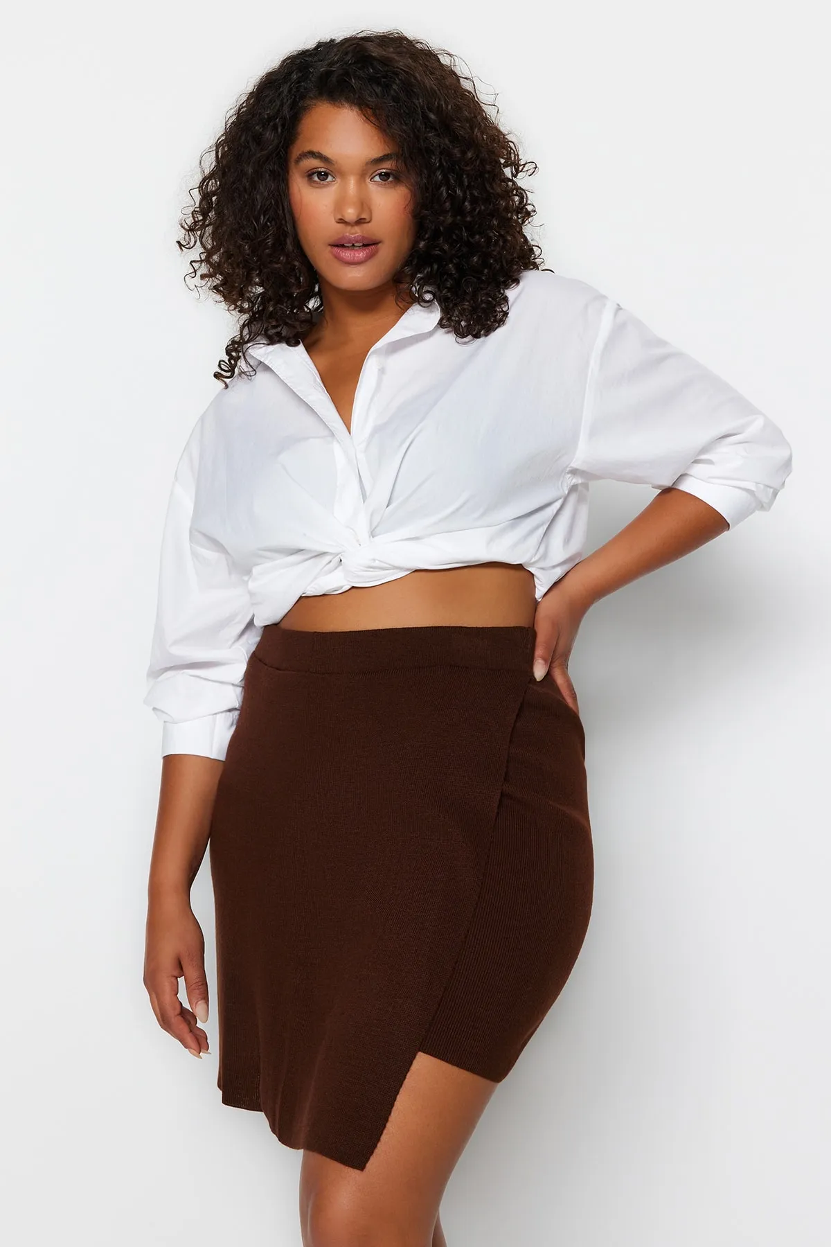 Trendyol Curve  Dunkelbrauner Mini-Strick-Shorts-Rock TBBAW23AZ00053