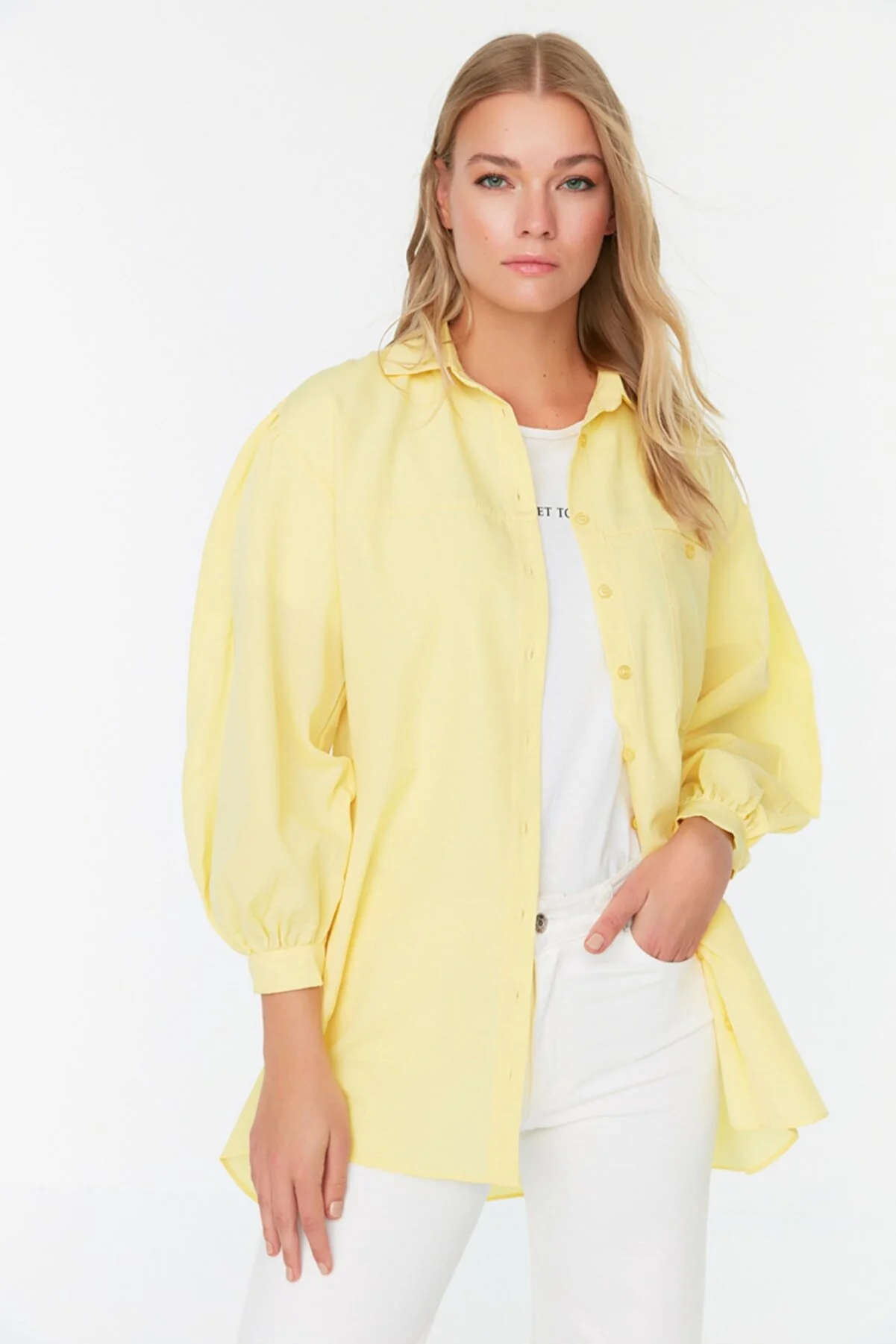 Trendyol Modest  Gelbes Basic-Gewebehemd mit Ballonärmeln und langer Gesäßtasche TCTSS21GO0976