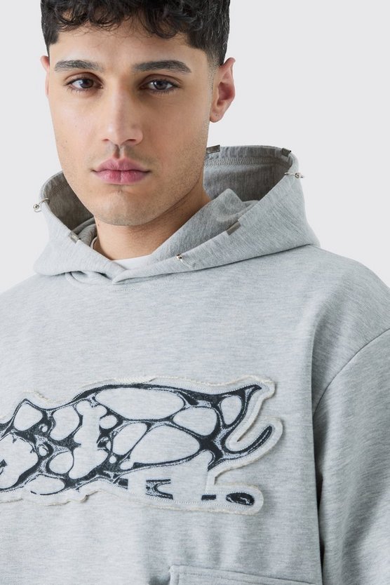 Kastiger Oversize Hoodie mit zerrissener Applikation