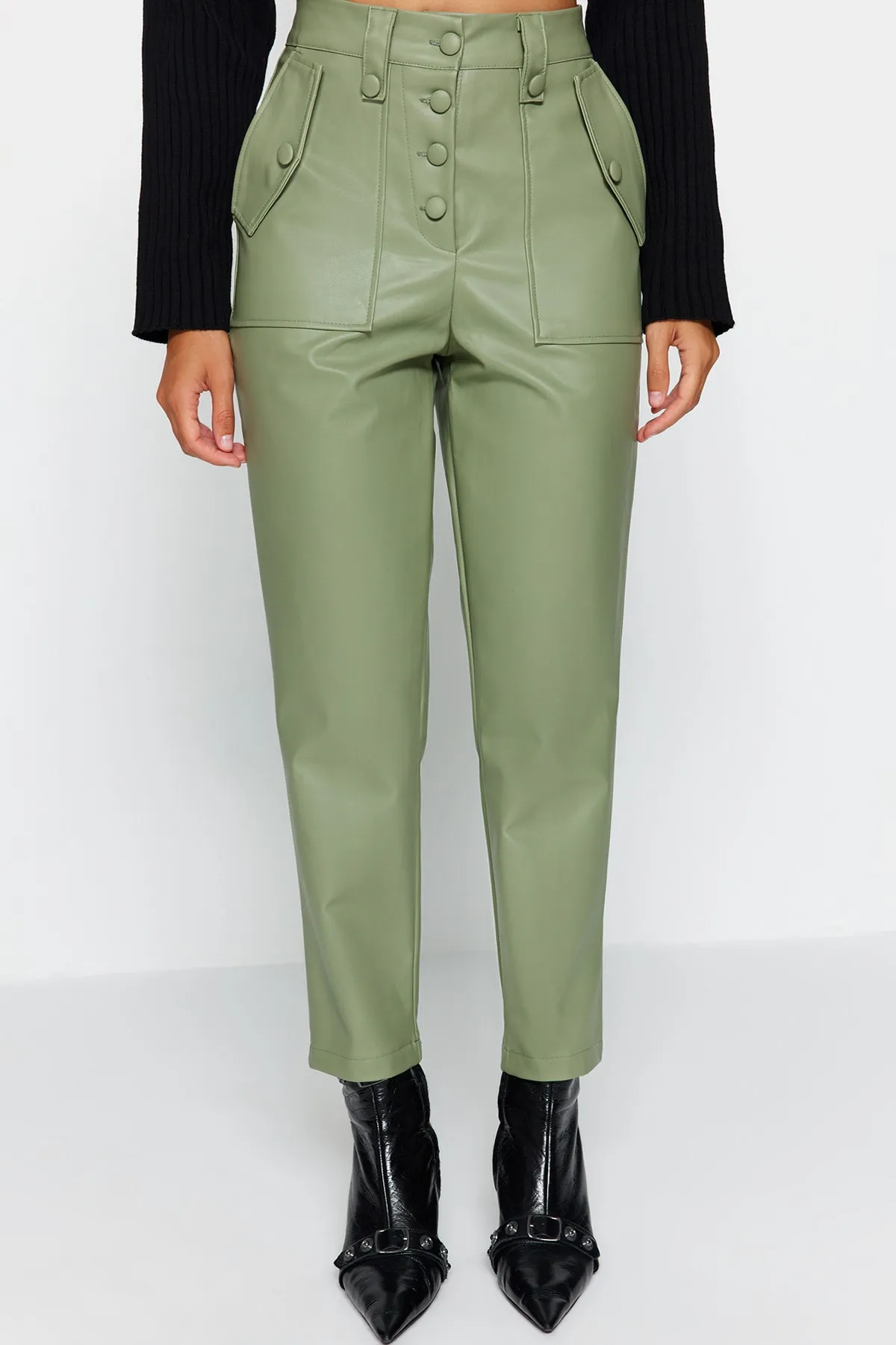 Trendyol Collection  Grüne Karottenhose aus gewebtem Kunstleder mit Knopfleiste vorne TWOAW22PL0083