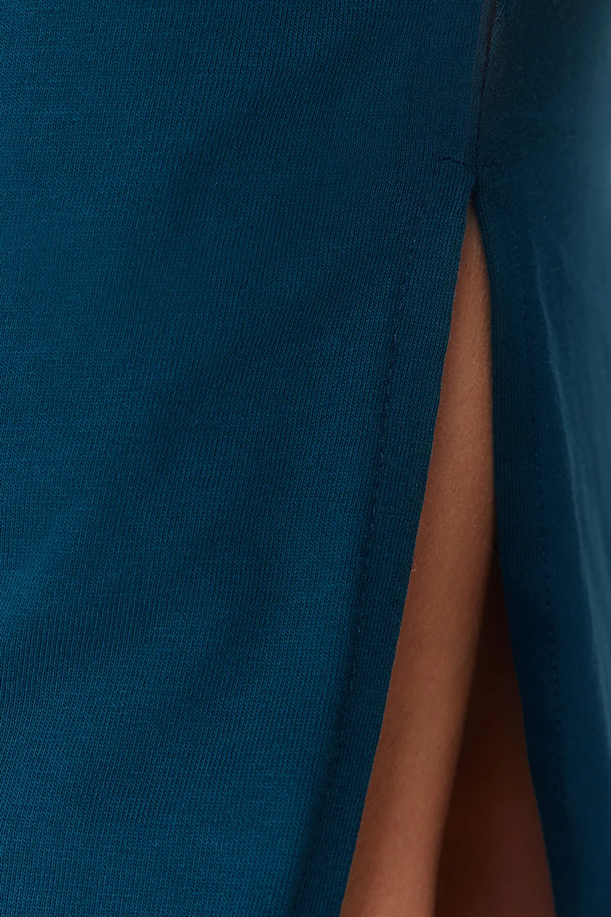 Trendyol Collection  Schlichtes T-Shirt-Kleid in Petrol, 100 % Baumwolle, Schlitzdetail, Shift/bequemer Schnitt, Midi TWOSS24EL00140