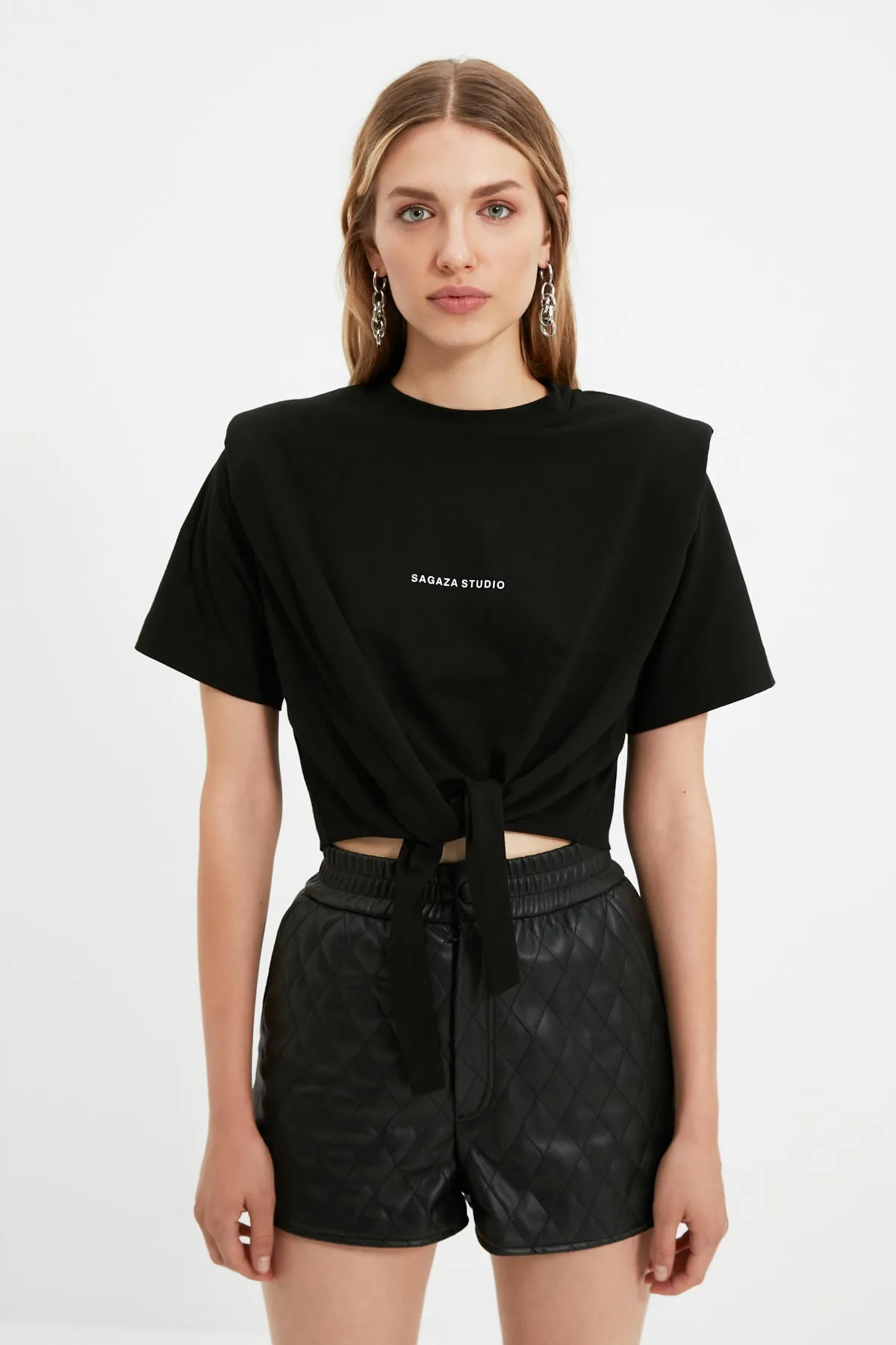 Trendyol Collection  X Sagaza Studio Schwarzes Strick-T-Shirt mit Slogan TPRAW22TS0214