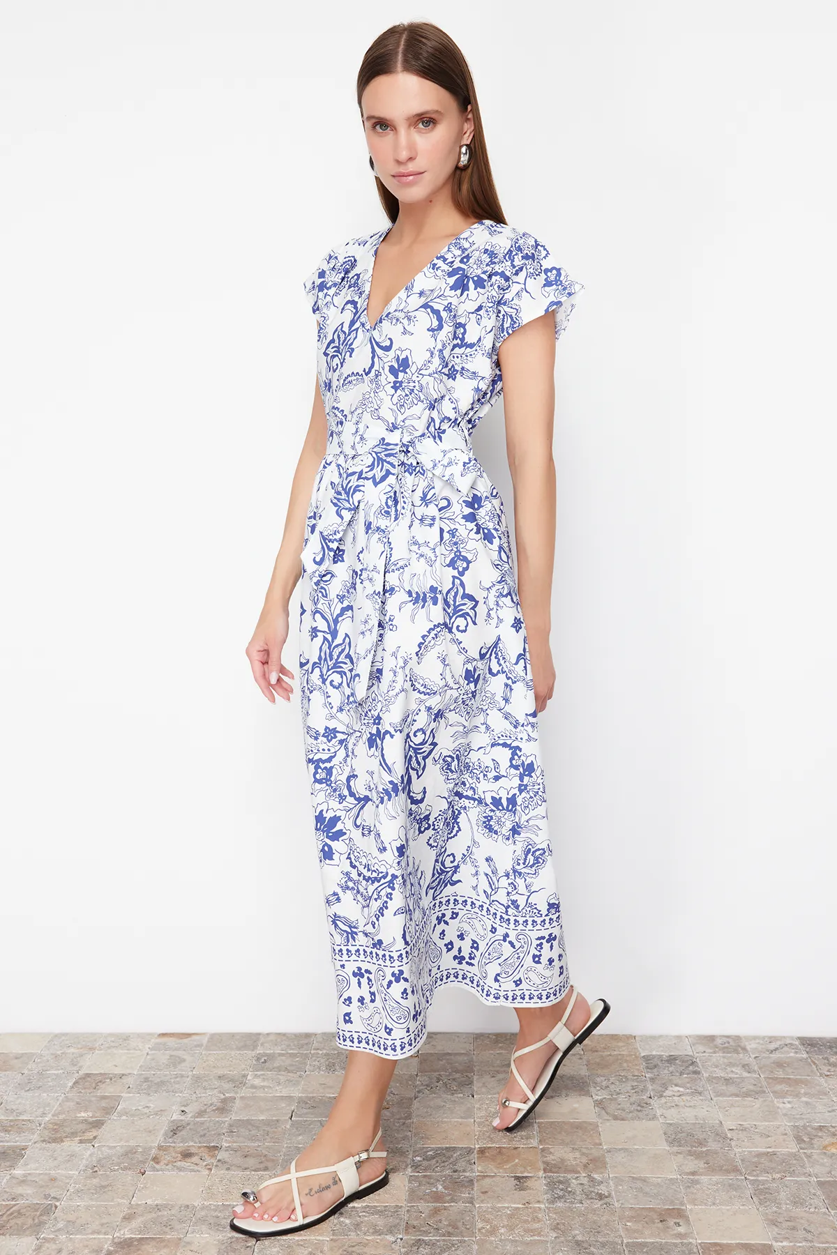 Trendyol Collection  Blaues Midikleid mit V-Ausschnitt und Gürtel und Blumenmuster - 100 % Baumwolle TWOSS24EL00534