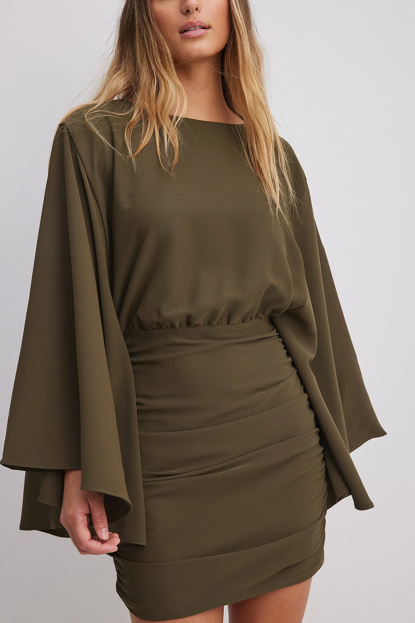 Drapiertes Minikleid mit weiten Ärmeln