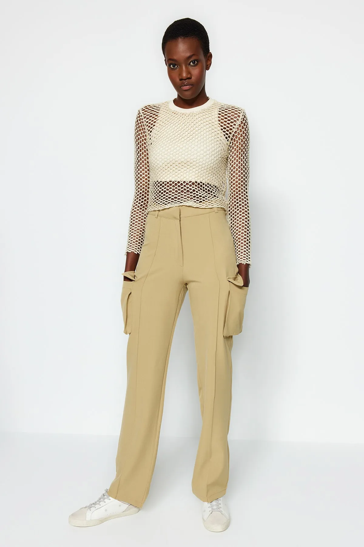 Trendyol Collection  Helle Khaki-Cargo-Hose mit geradem Schnitt und gewebten Doppeltaschen TWOAW22PL0343