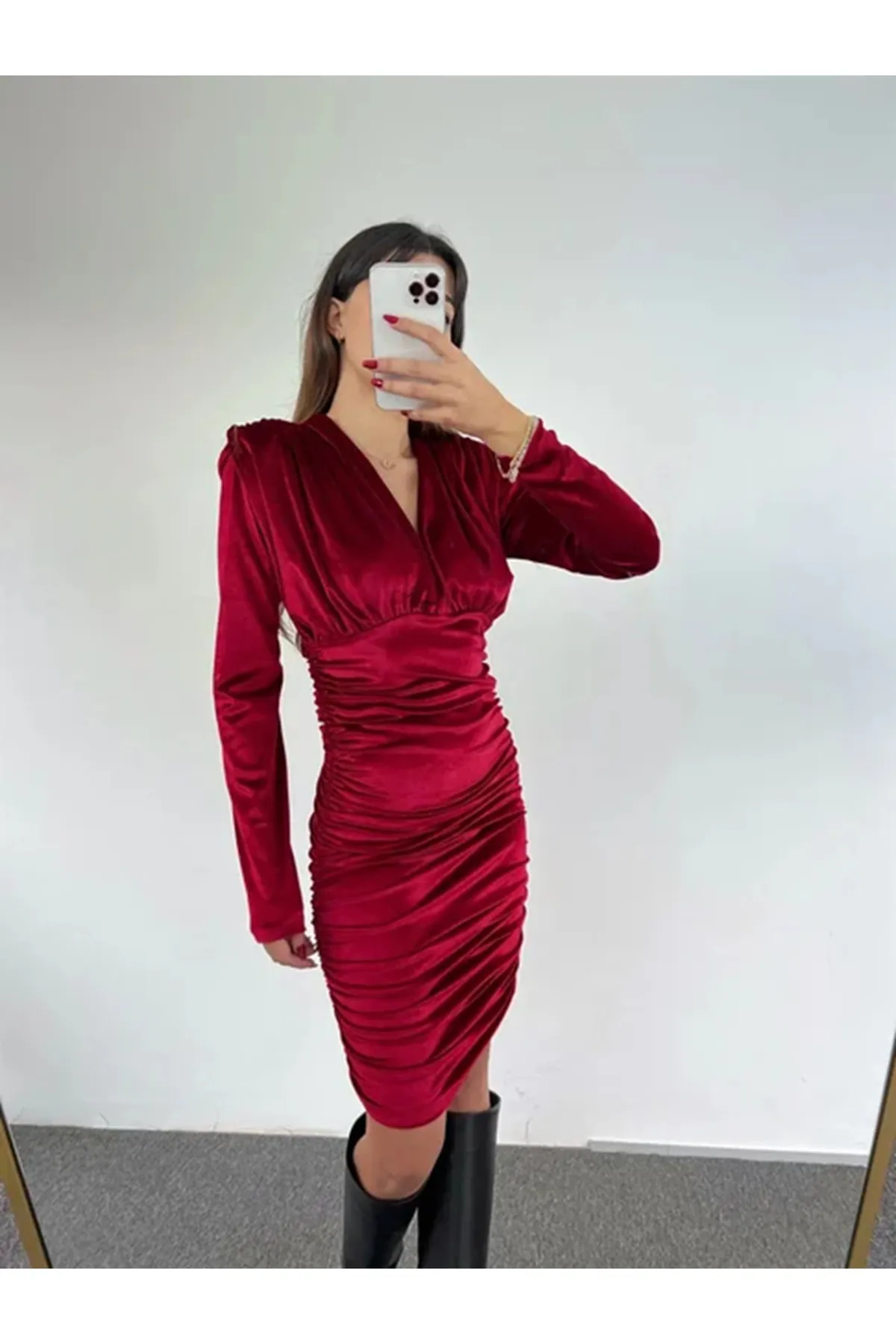 Laluvia  Weinrotes, elegantes Samtkleid mit gepolsterten Schultern, V-Ausschnitt, gerafften Seiten und verstellbarer Länge