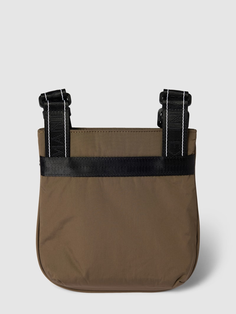 Handtasche mit Label-Patch und Karabiner in schlamm